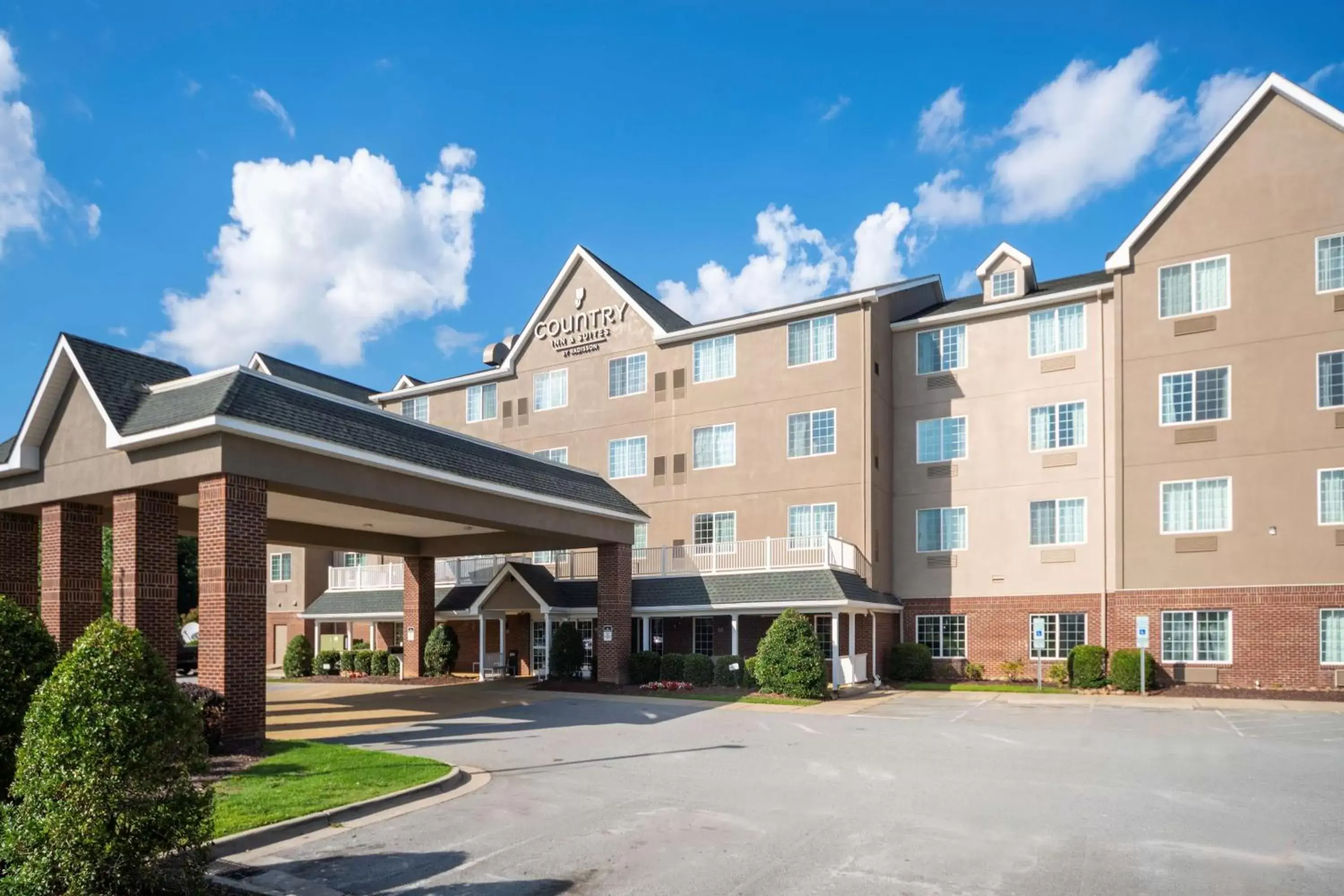 Property Building in Country Inn & Suites by Radisson, Rocky Mount, NC