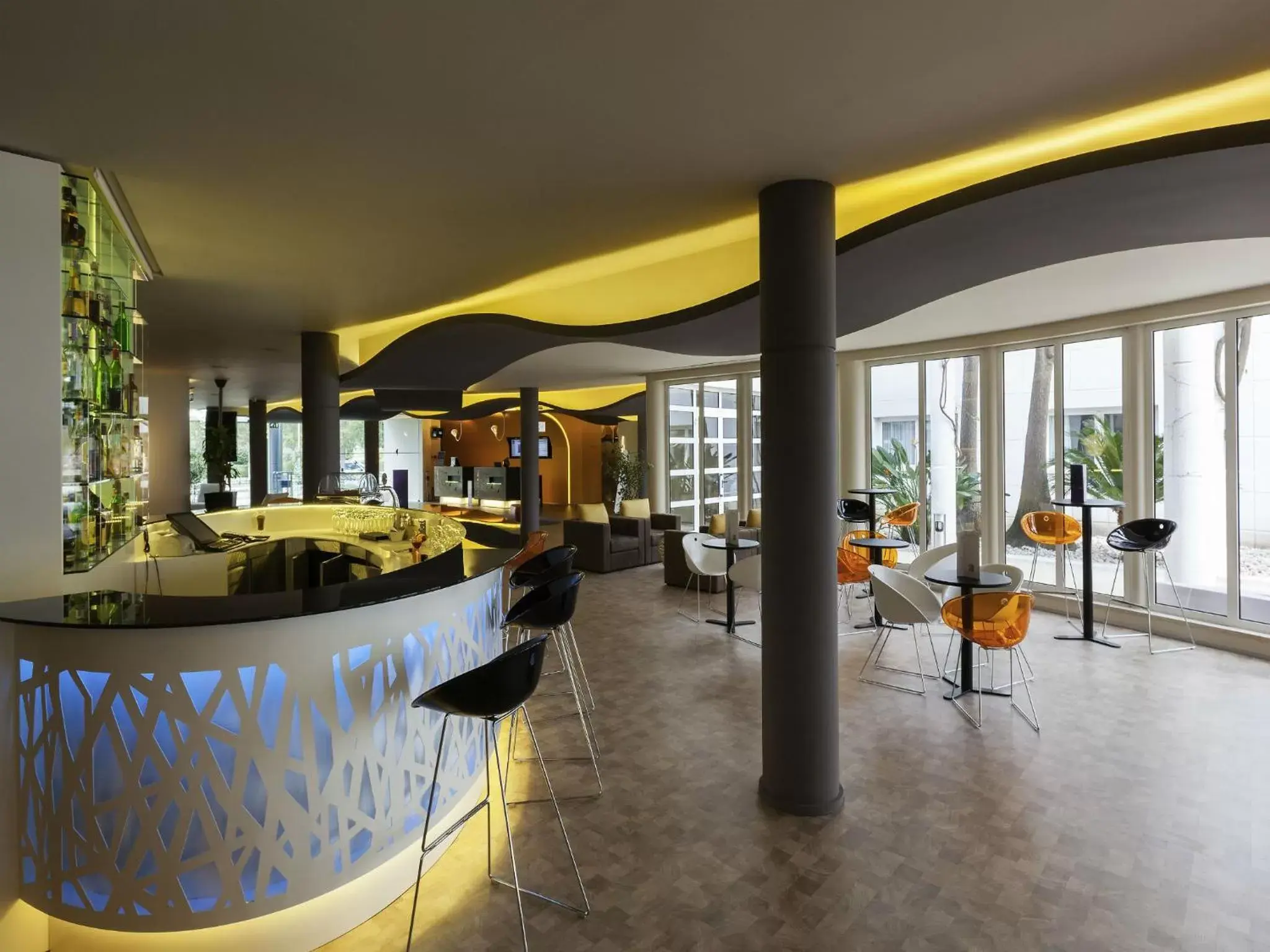 Lounge or bar, Restaurant/Places to Eat in Novotel Setubal