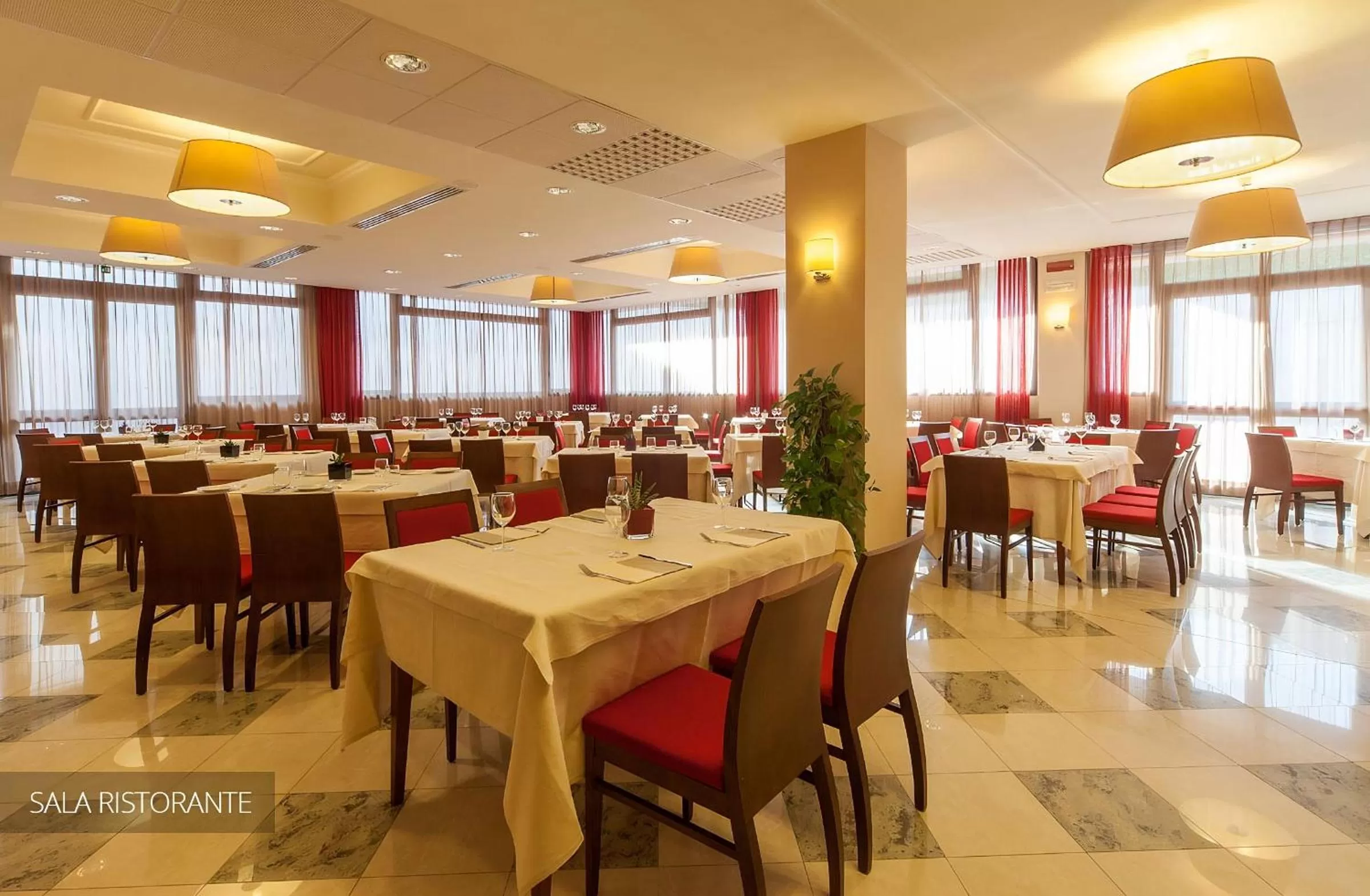 Restaurant/places to eat in NilHotel Florence