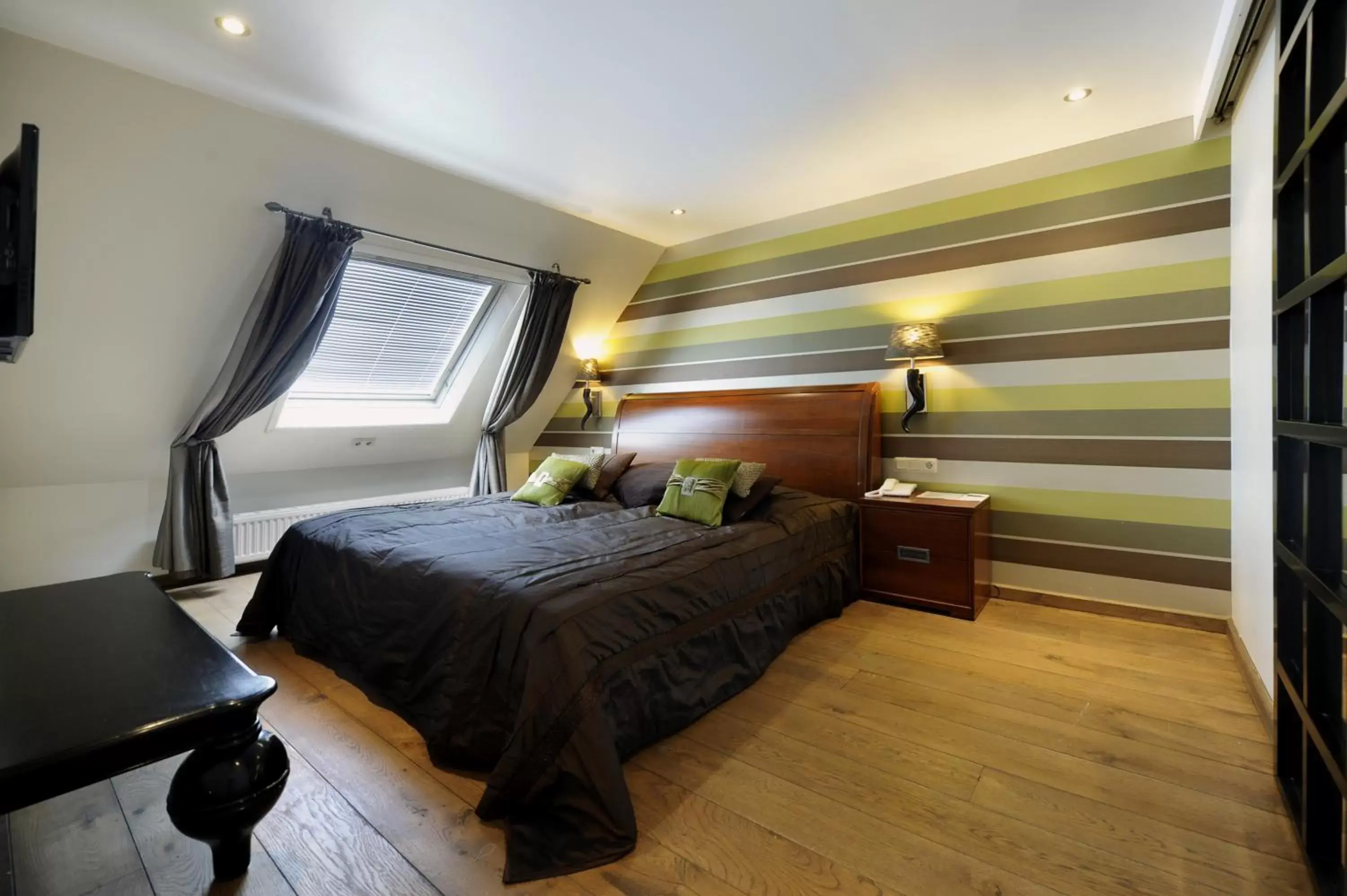 Photo of the whole room, Bed in Hotel Gladbeck van der Valk