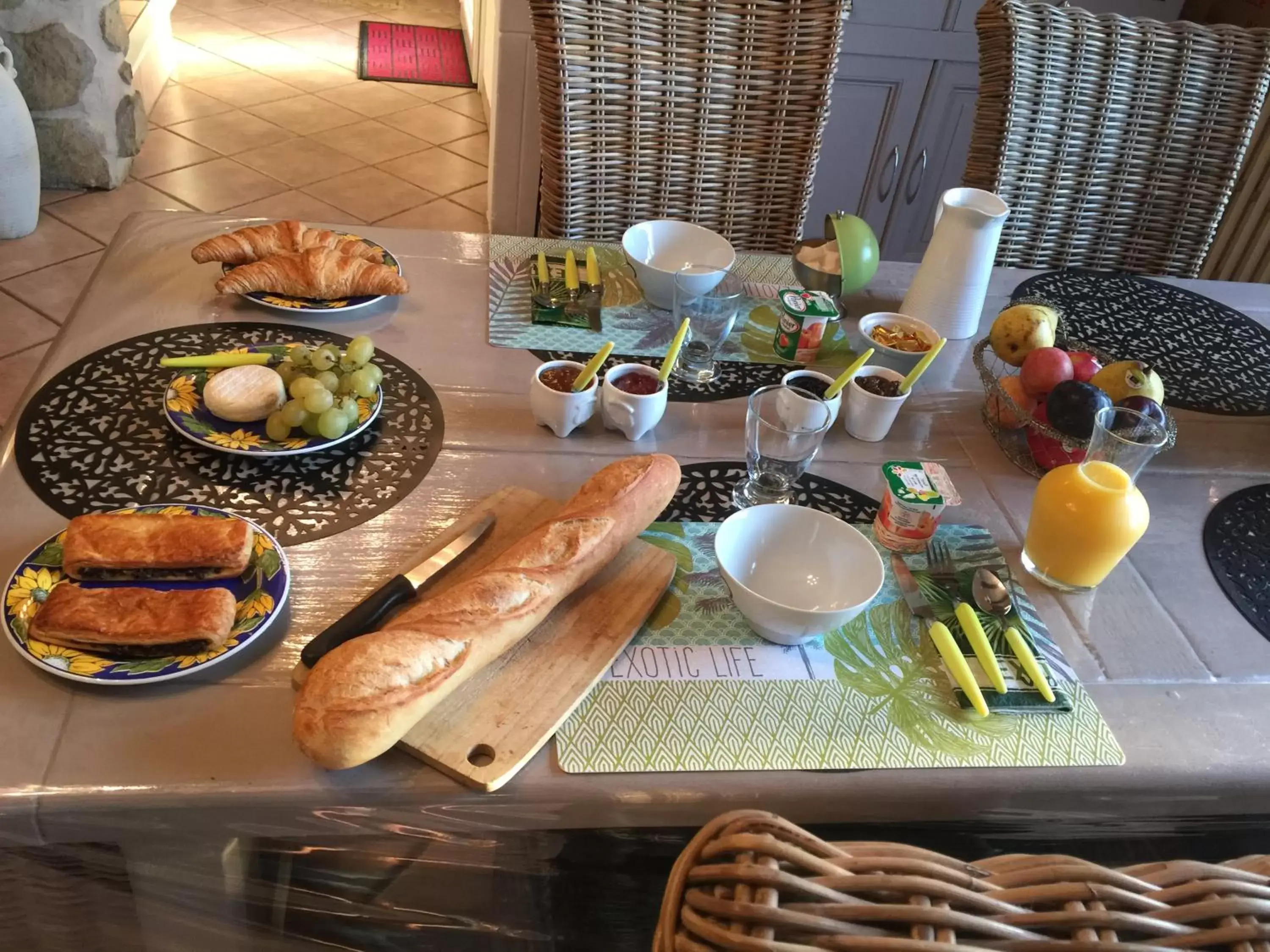 Continental breakfast in chambre d'hotes les cigales