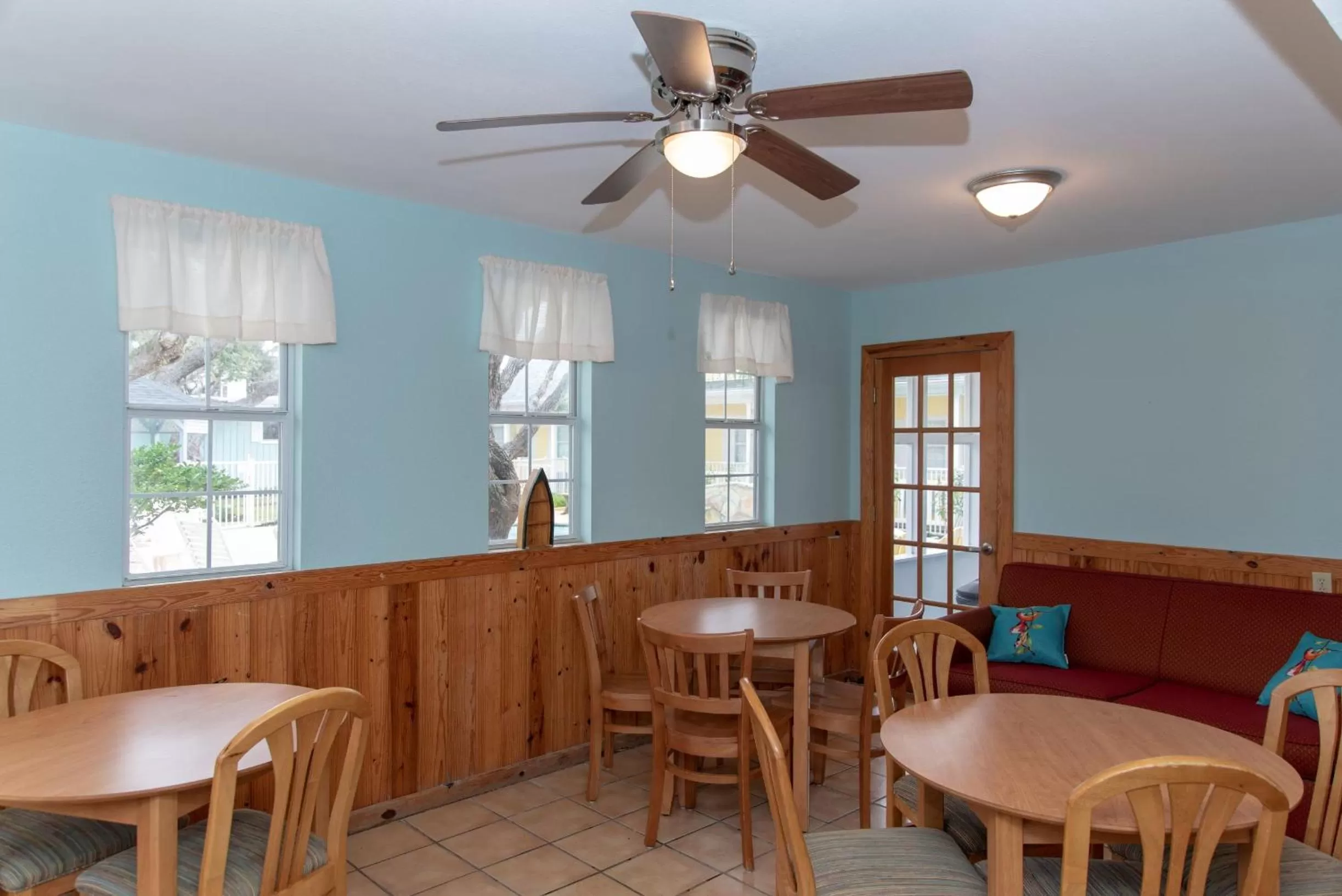 Communal lounge/ TV room in D&R Pelican Bay Resort