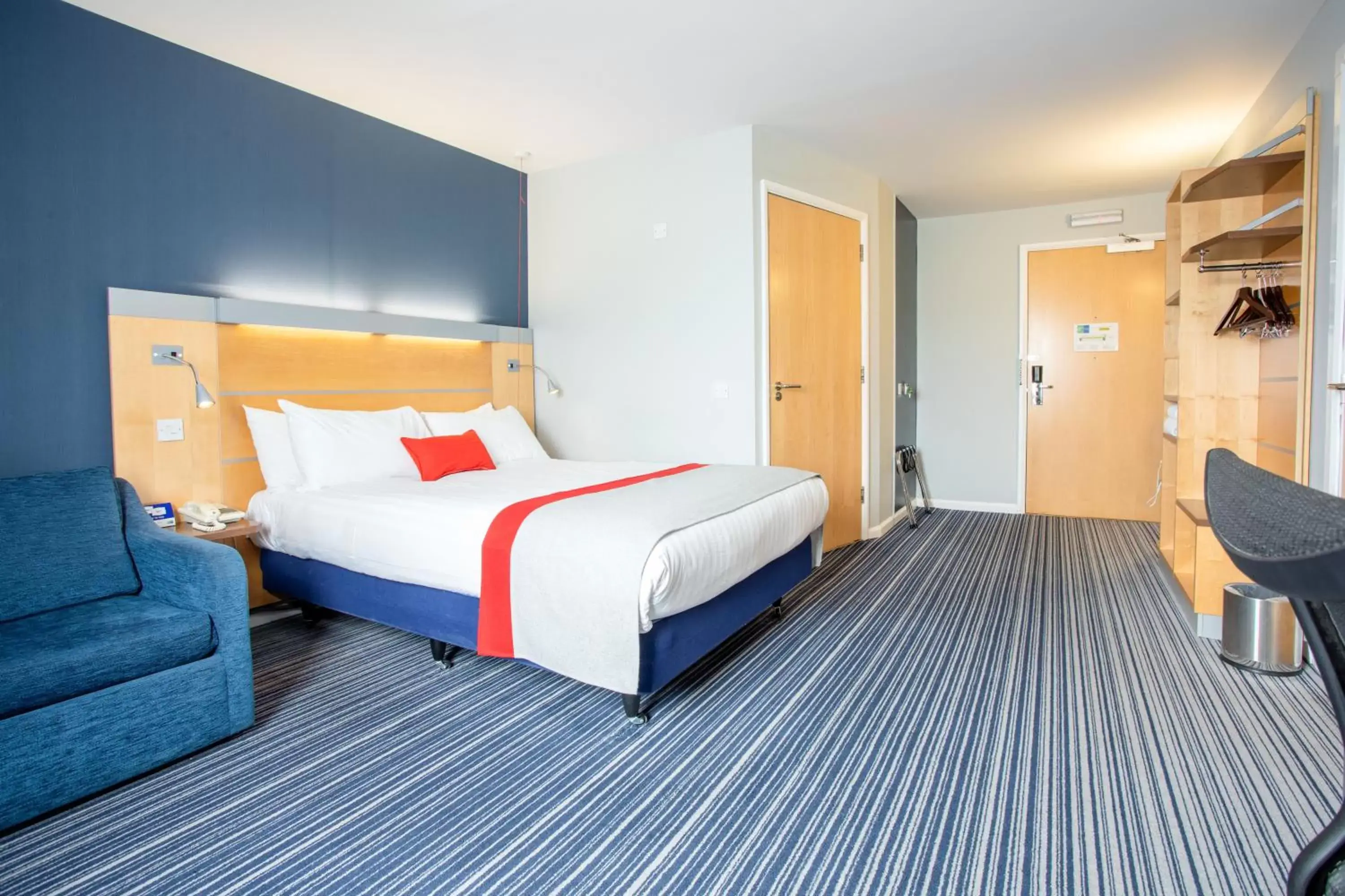 Photo of the whole room, Bed in Holiday Inn Express Dunfermline, an IHG Hotel