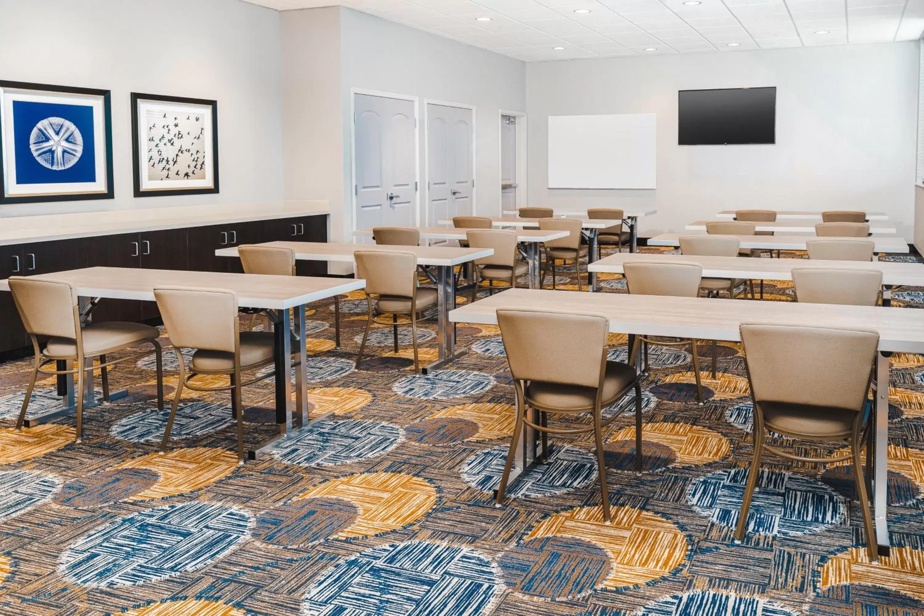 Meeting/conference room, Restaurant/Places to Eat in Staybridge Suites - Nashville - Vanderbilt, an IHG Hotel
