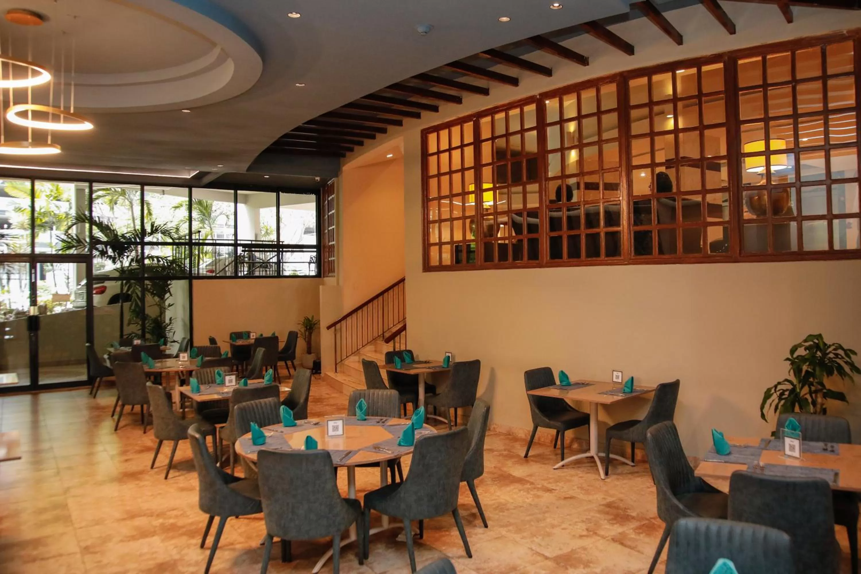 Restaurant/places to eat in Plaza Paitilla Inn