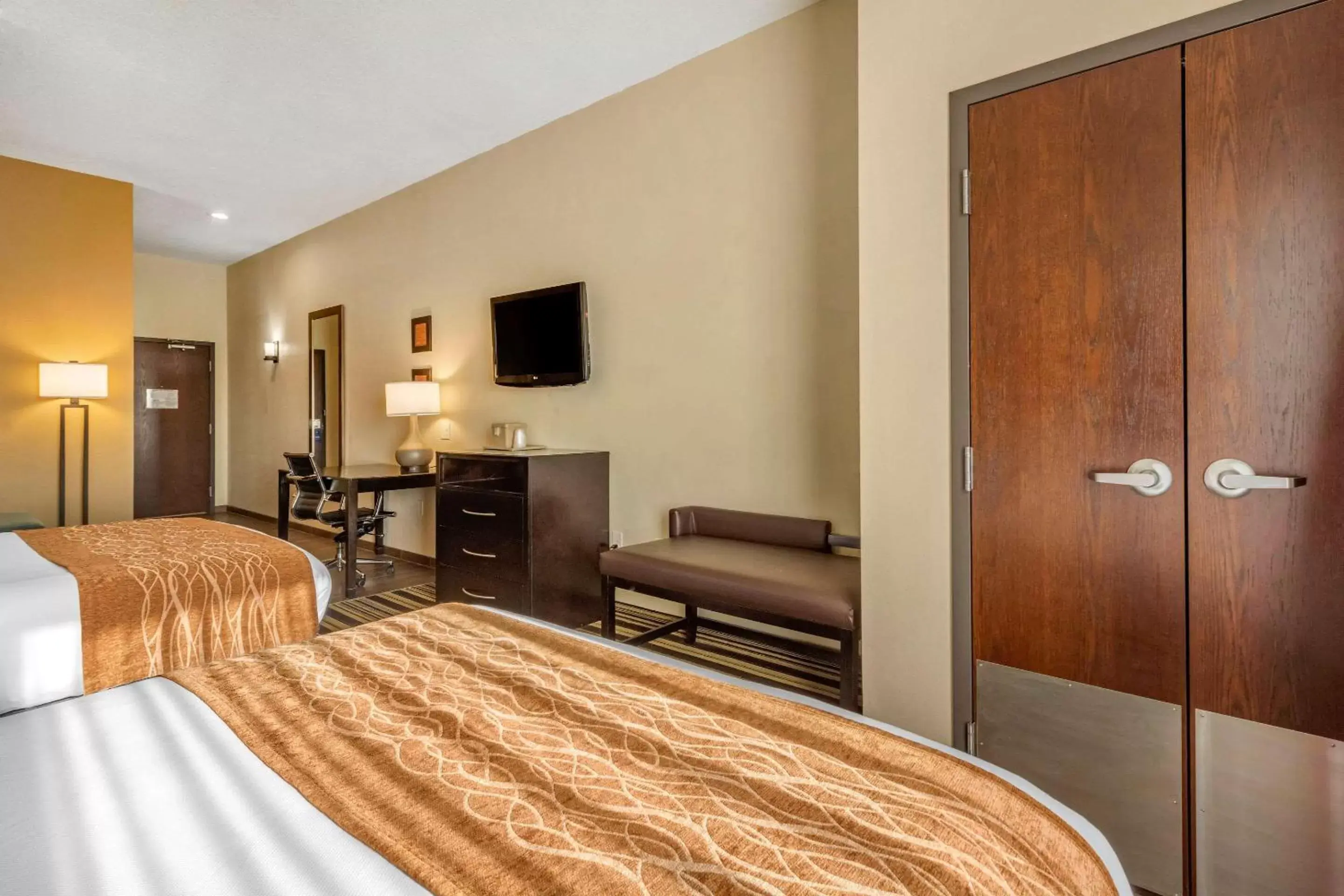 Photo of the whole room, Bed in Comfort Inn & Suites