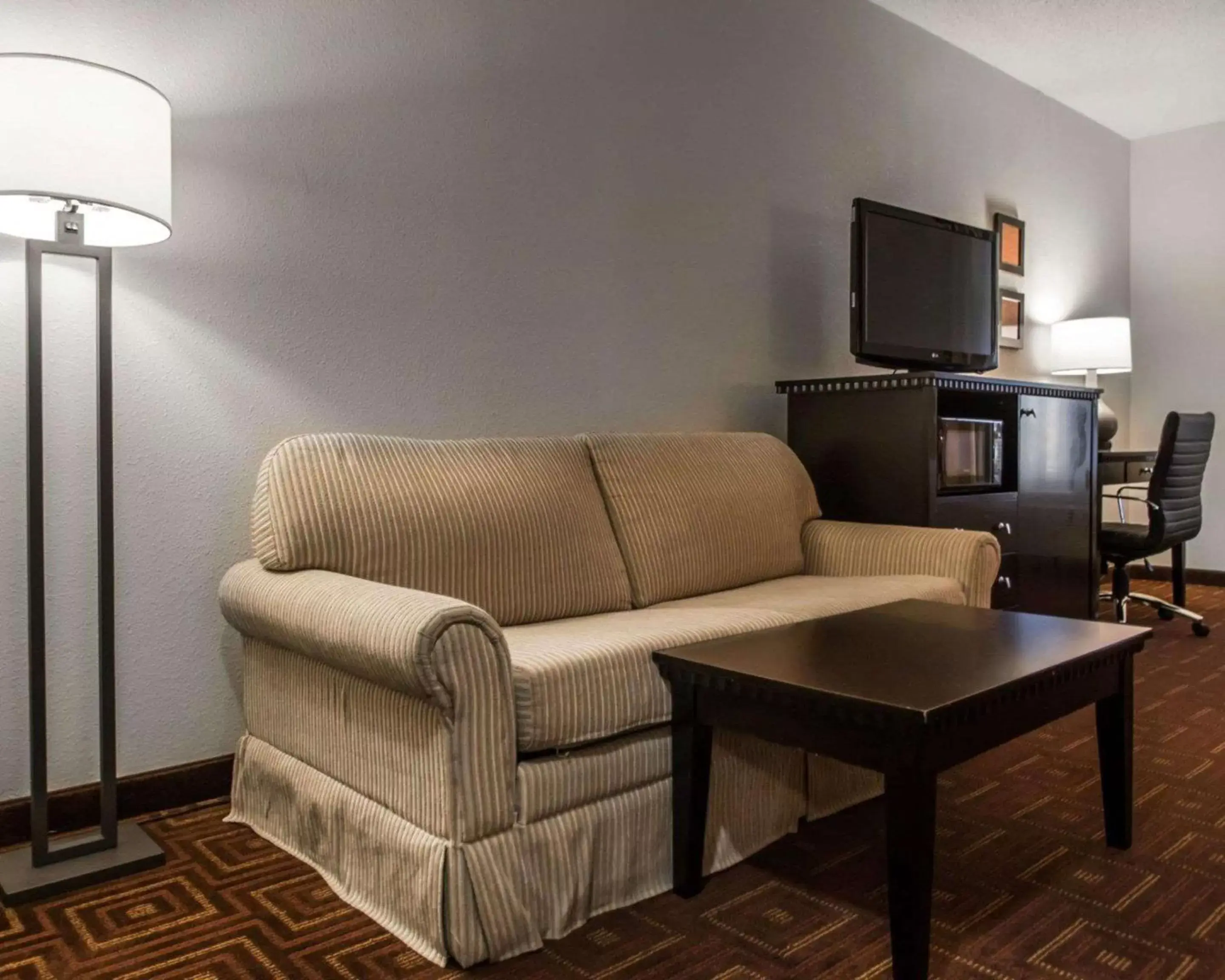 Photo of the whole room, Seating Area in Quality Inn & Suites NJ State Capital Area