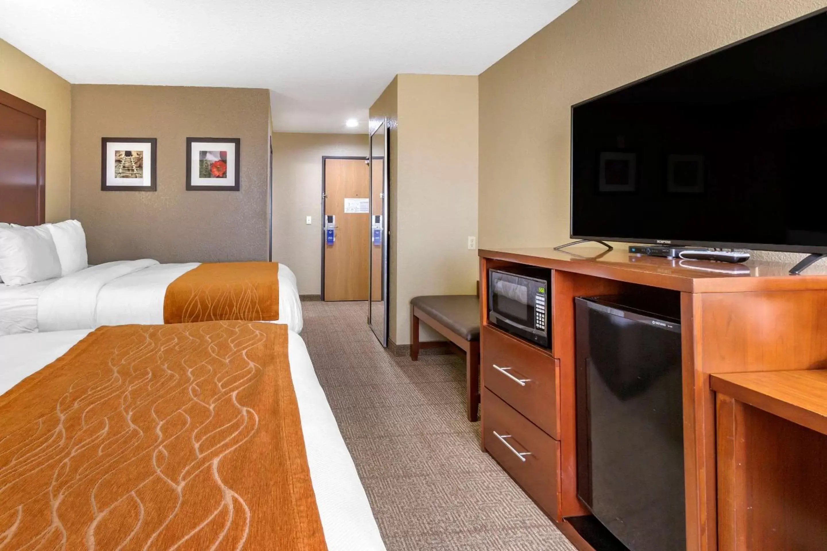 Photo of the whole room, TV/Entertainment Center in Comfort Inn & Suites Deming
