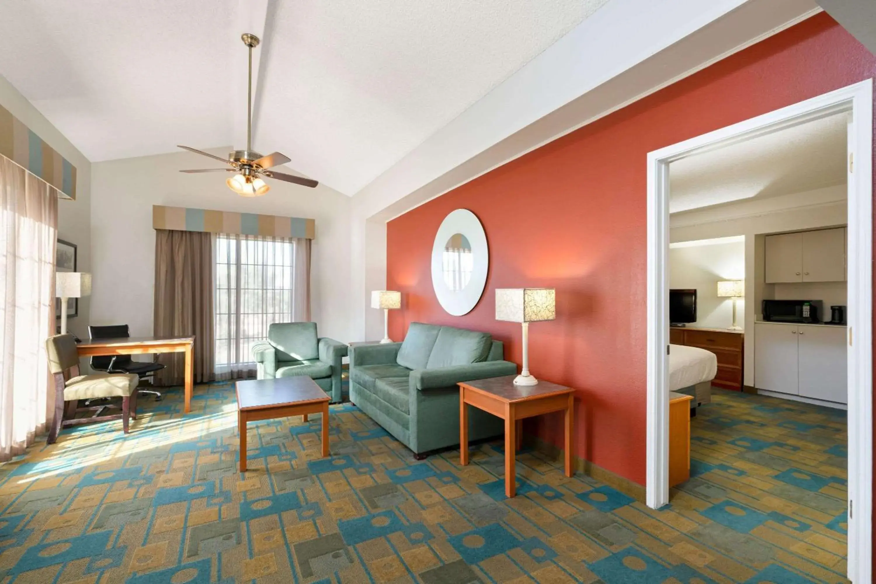 Photo of the whole room, Seating Area in La Quinta Inn by Wyndham Phoenix Sky Harbor Airport