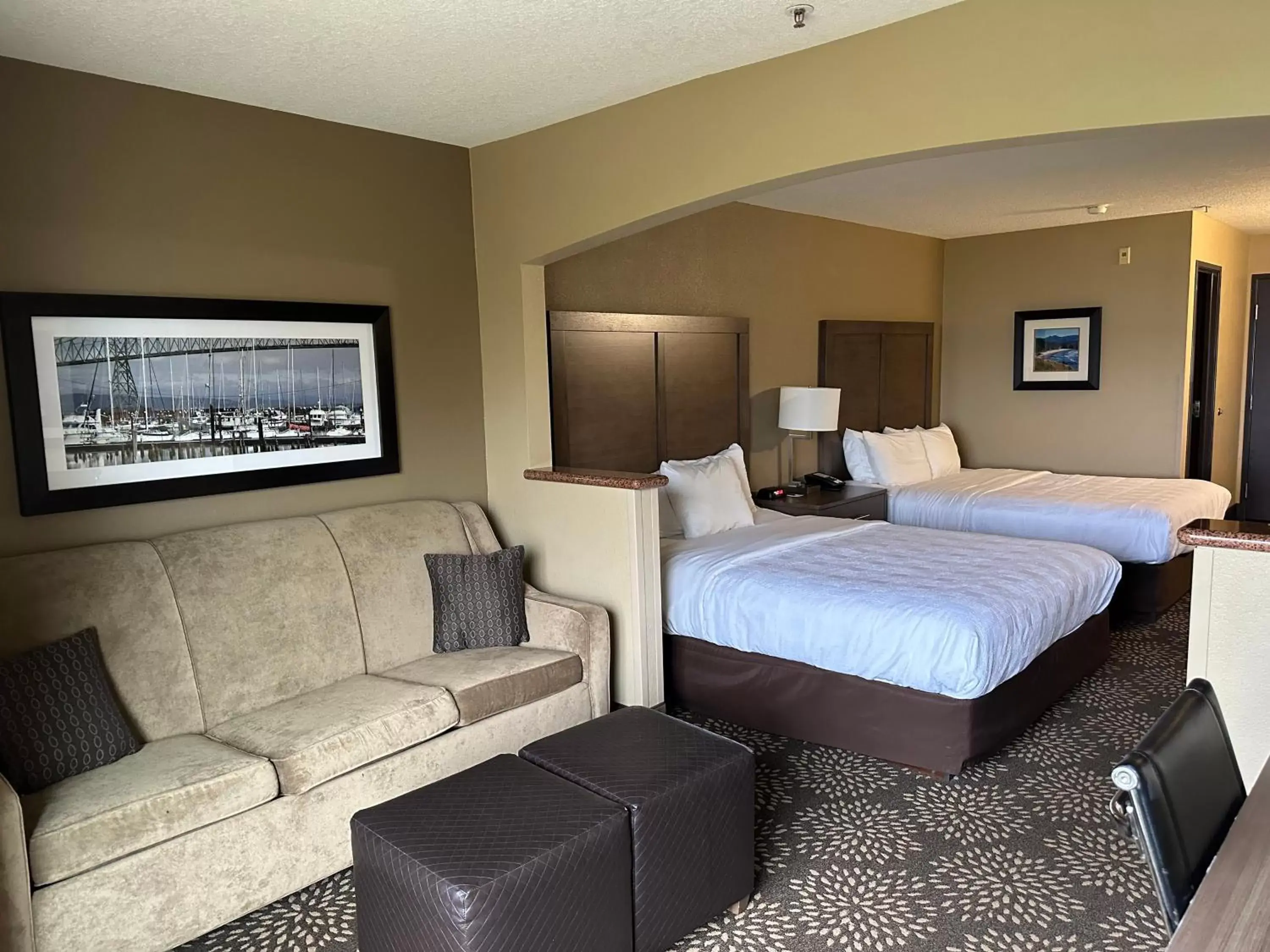 Bed in Best Western Columbia River Waterfront Hotel Astoria