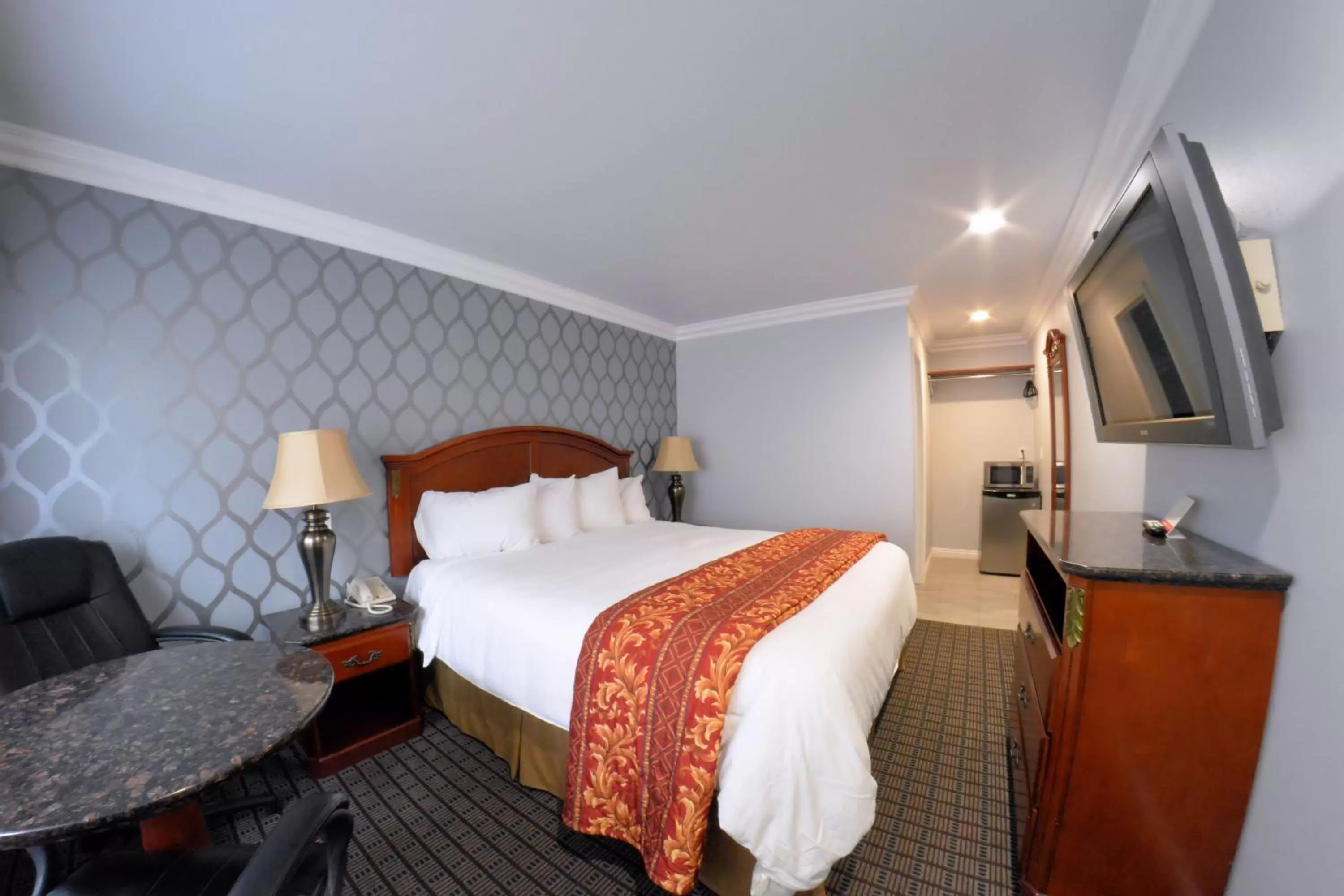 Bedroom, Bed in Crystal Lodge Motel