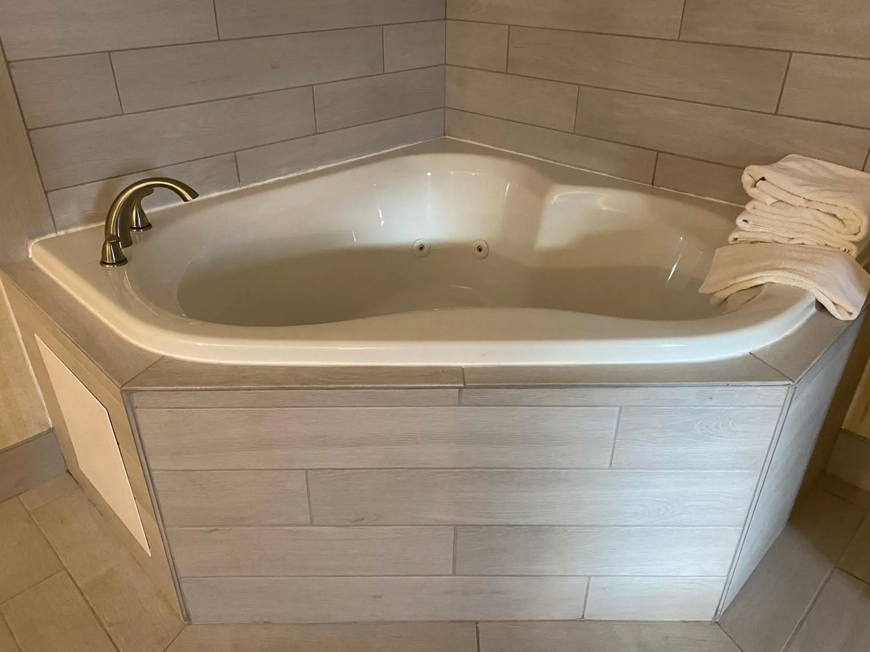 Hot Tub, Bathroom in Wyndham Garden Warsaw