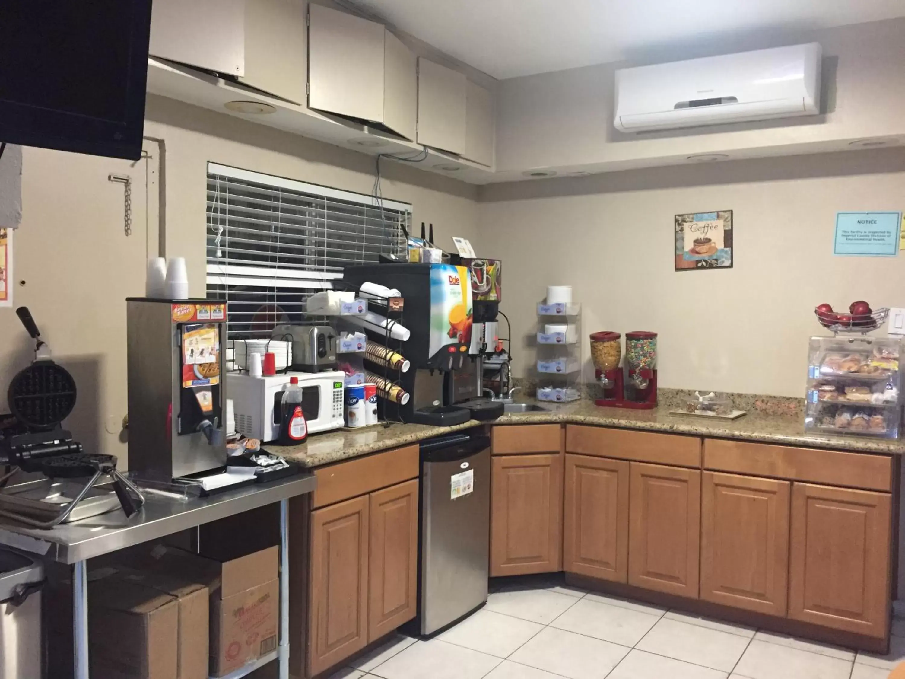 Continental breakfast, Kitchen/Kitchenette in Townhouse Inn and Suites