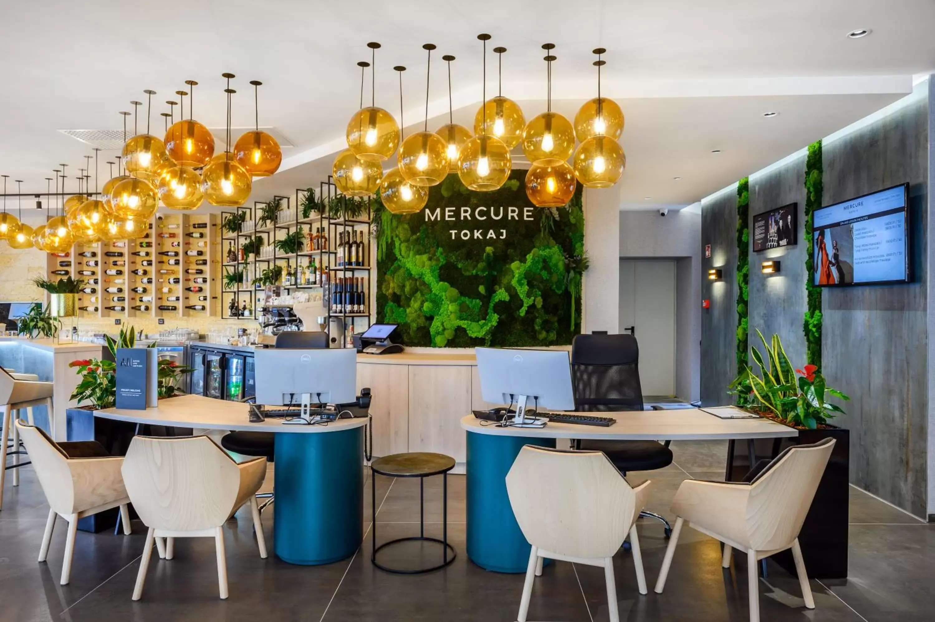 Lobby or reception, Lounge/Bar in Mercure Tokaj Center