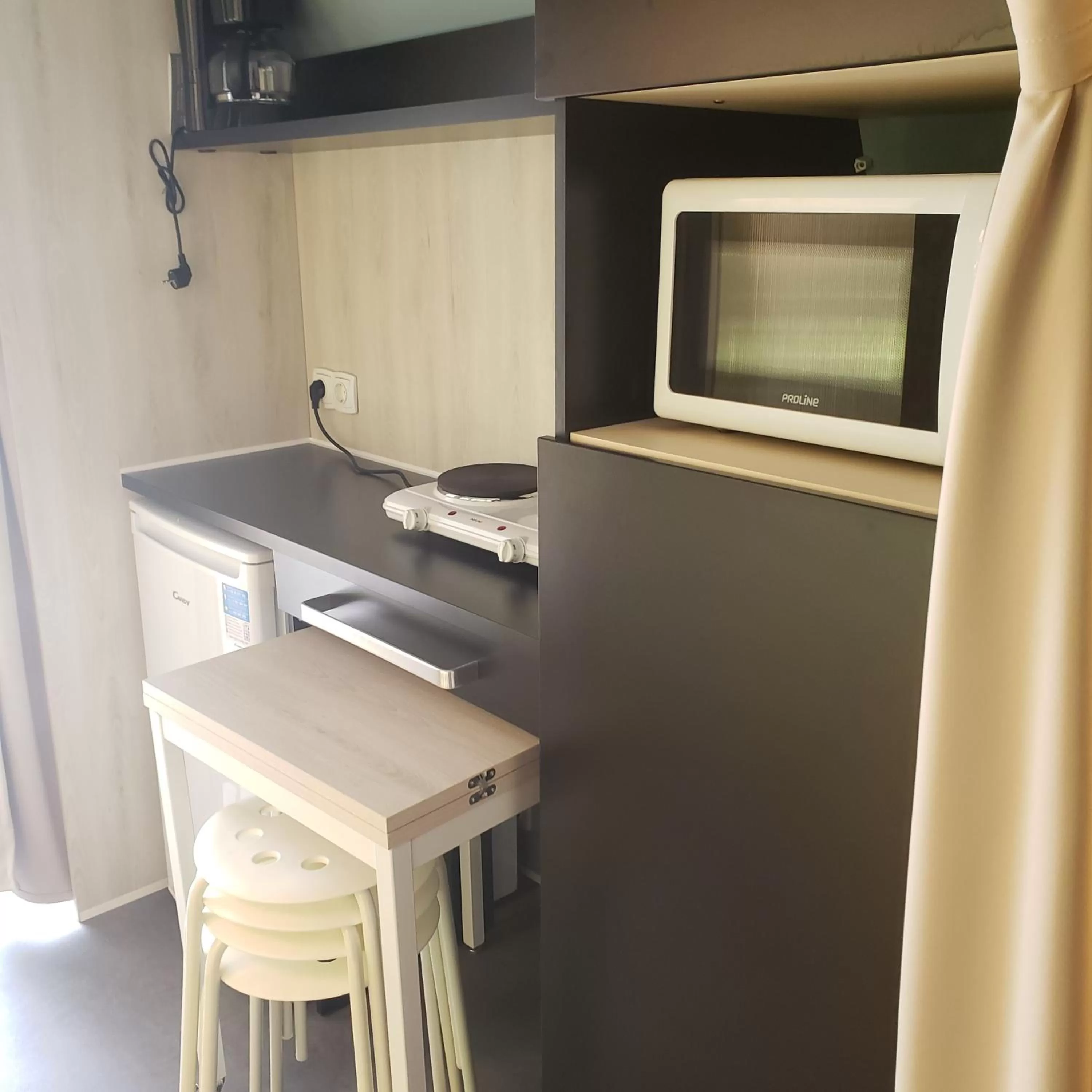 Dining area, Kitchen/Kitchenette in Le Moulin D'onclaire Camping et chambres d'hôtes