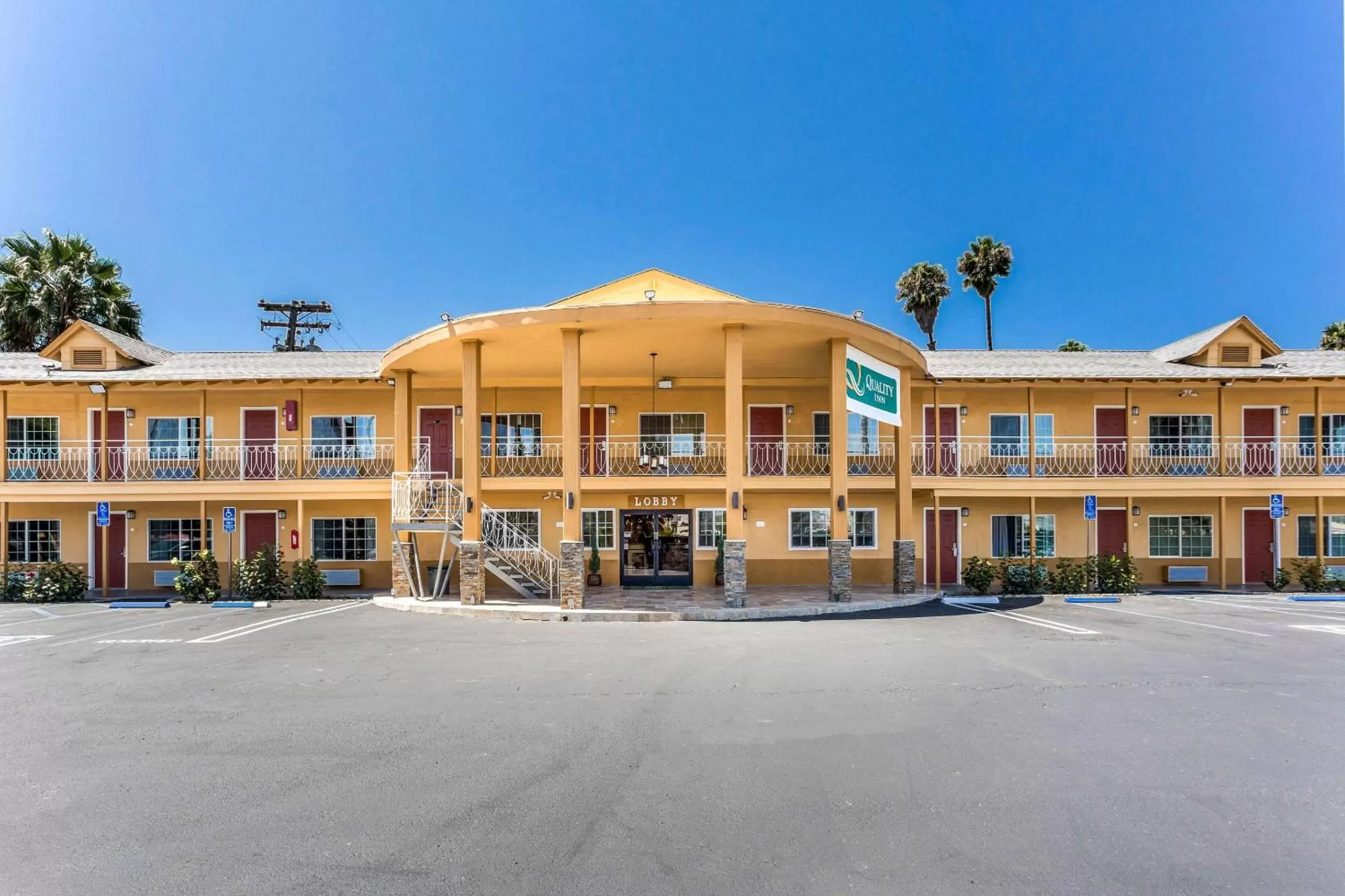 Property Building in Quality Inn Escondido Downtown