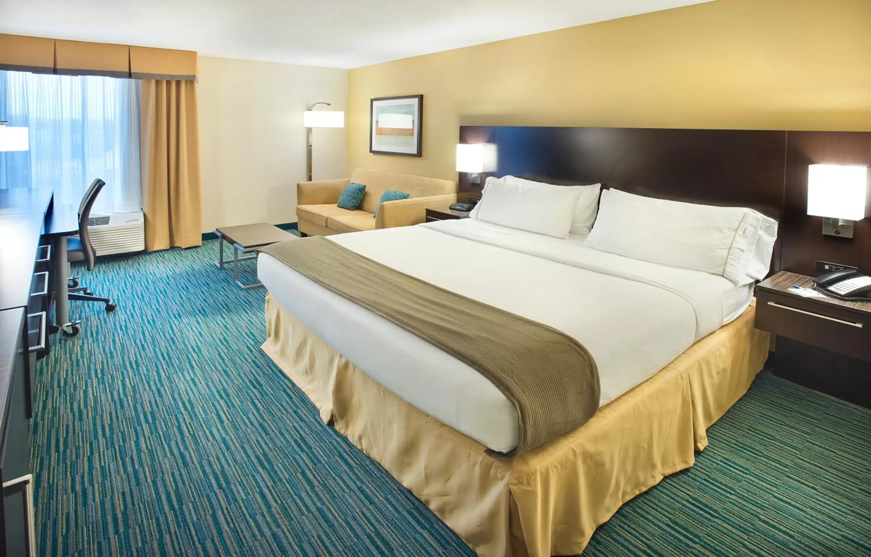 Bedroom, Bed in Holiday Inn Express Nashville-Hendersonville, an IHG Hotel