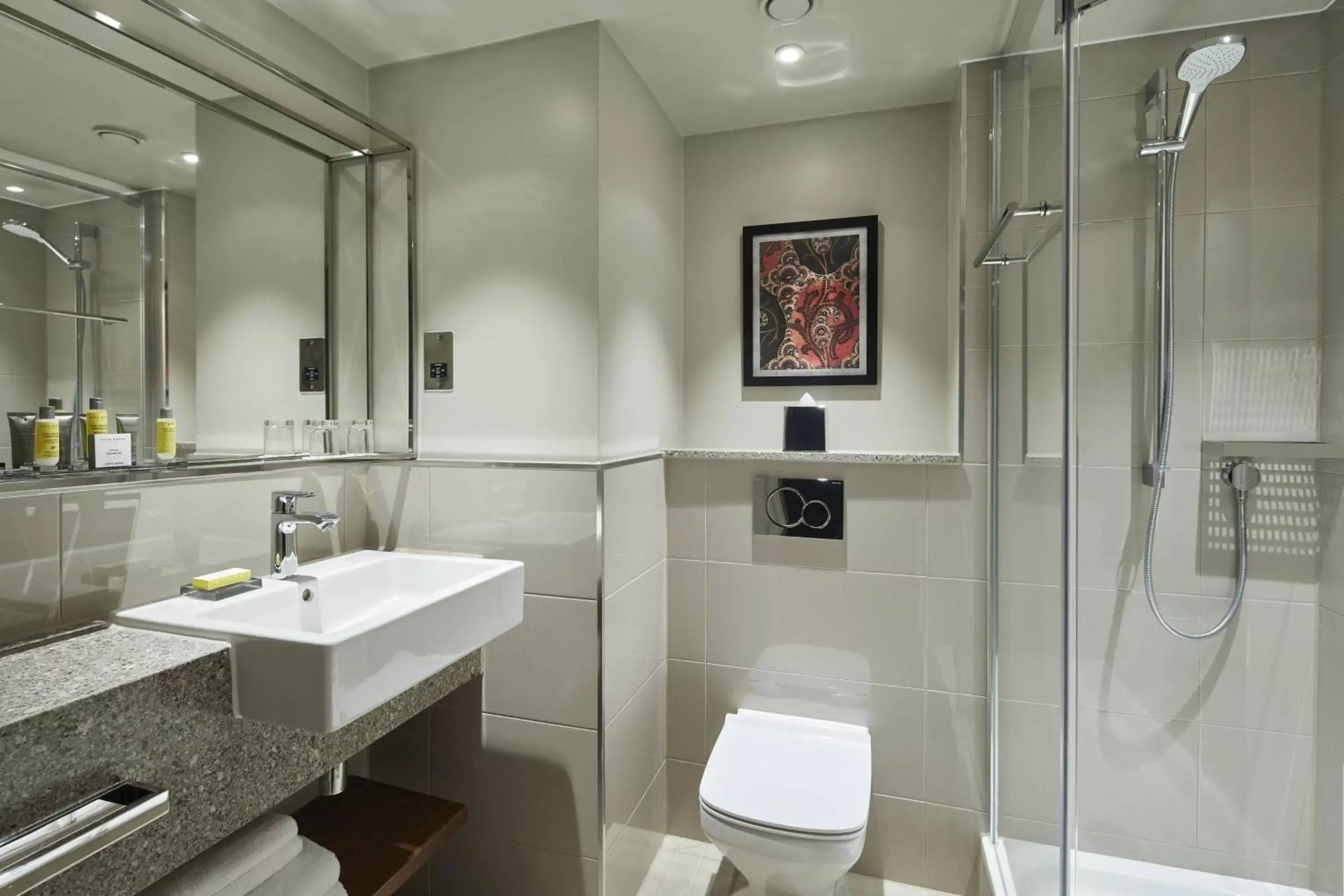 Bathroom in London Marriott Hotel Kensington