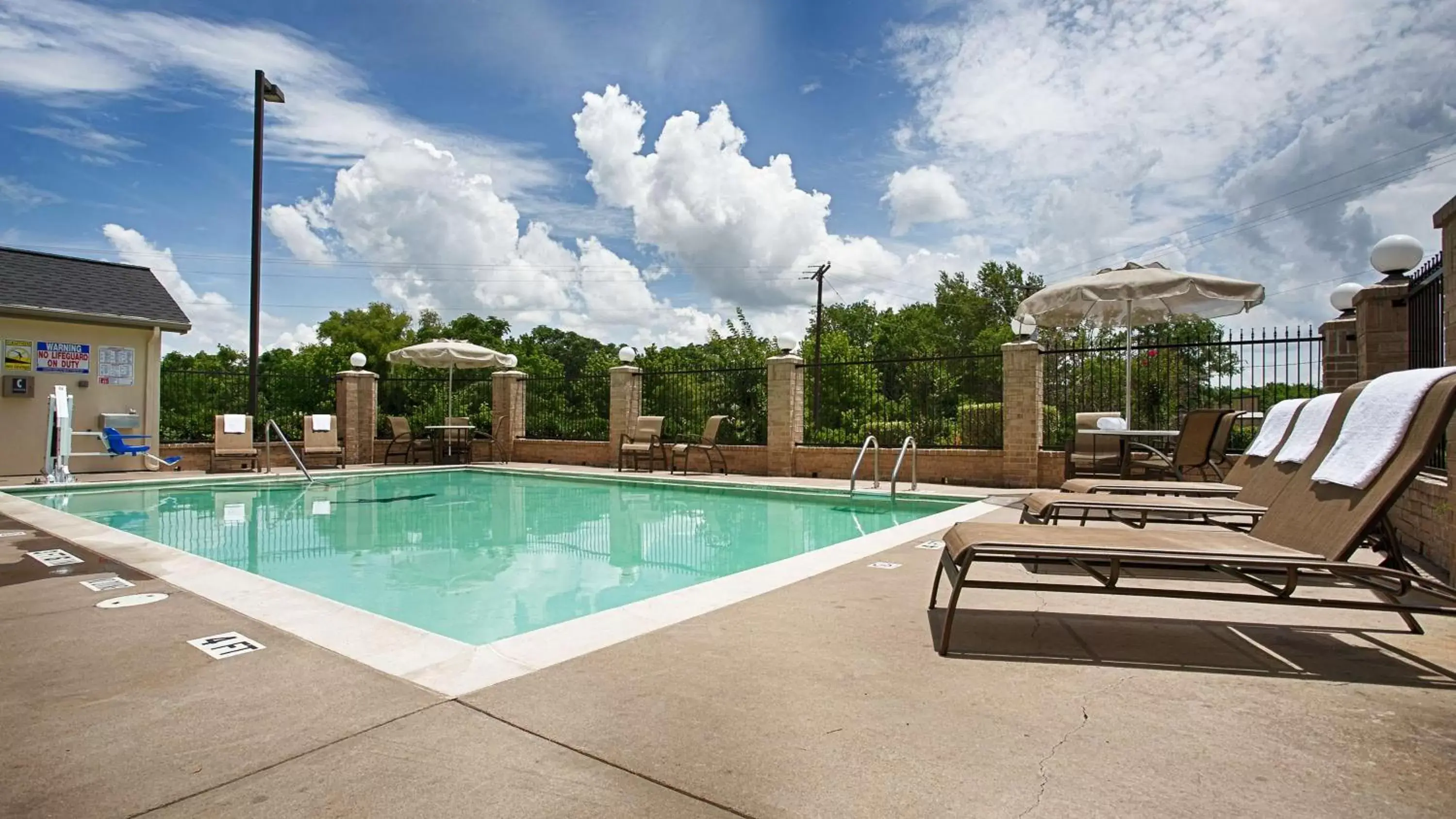 On site, Swimming Pool in Best Western Executive Inn Corsicana