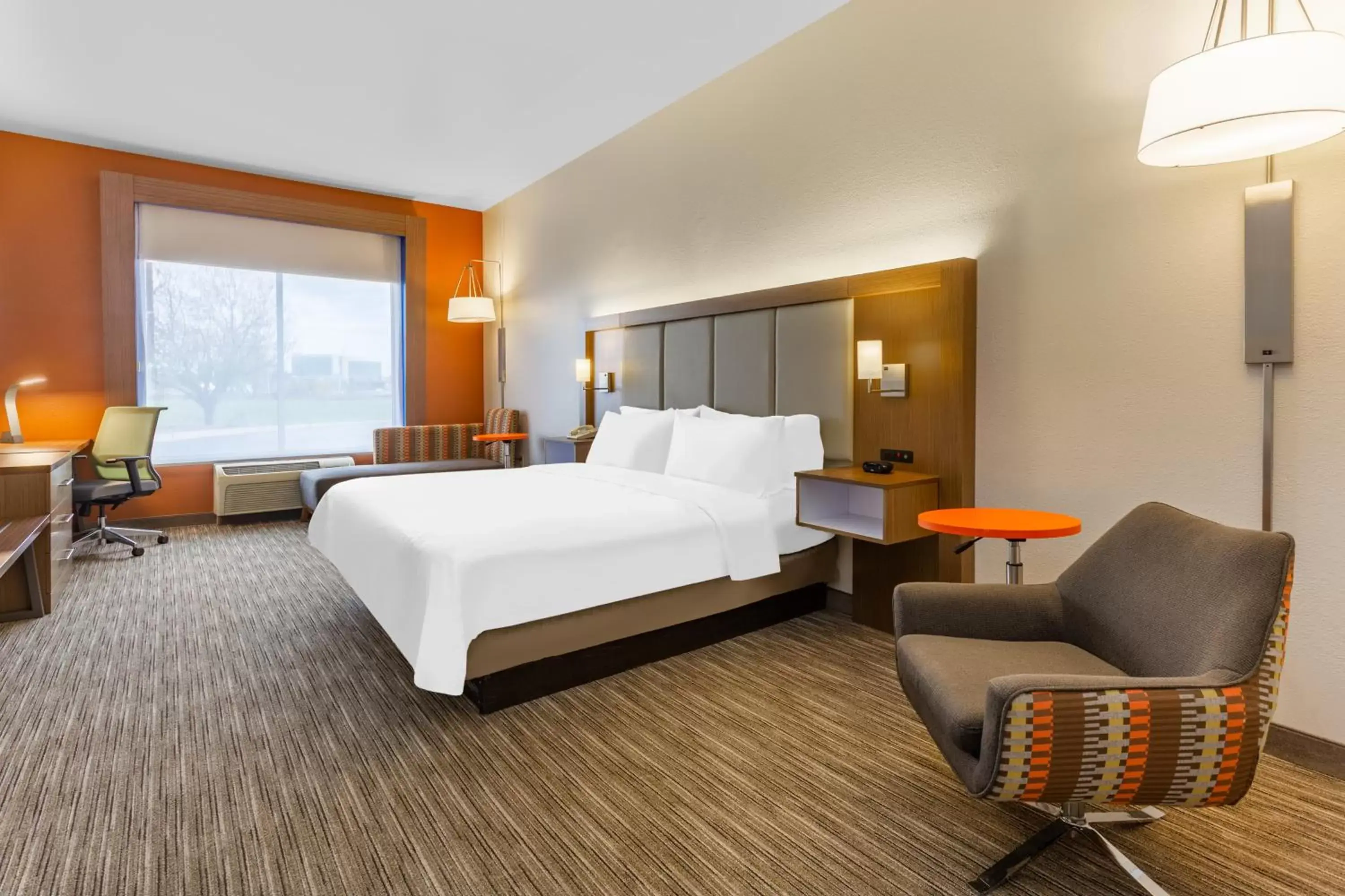Bed in Holiday Inn Express Rockford-Loves Park, an IHG Hotel