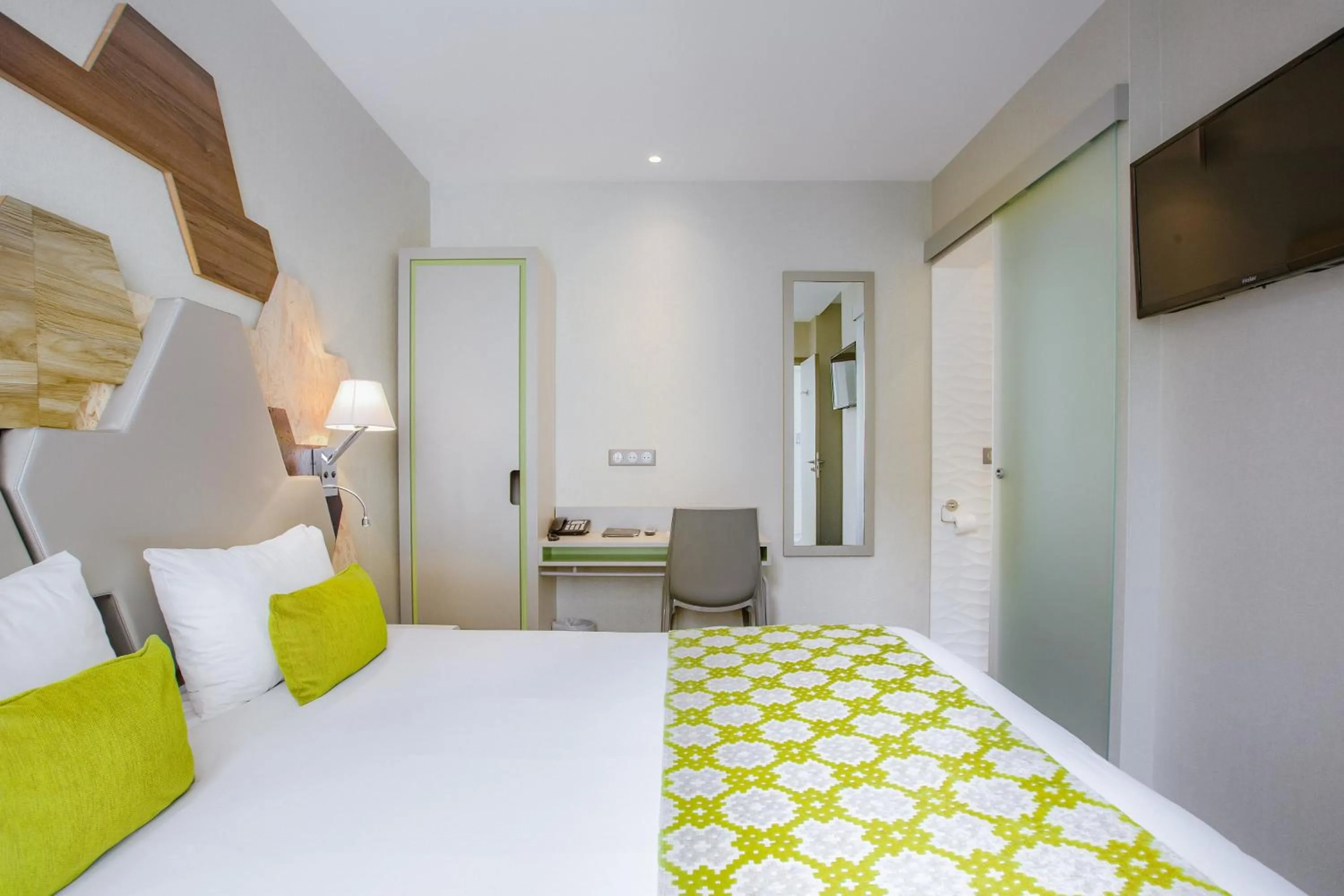 Photo of the whole room, Bed in Prince Albert Wagram