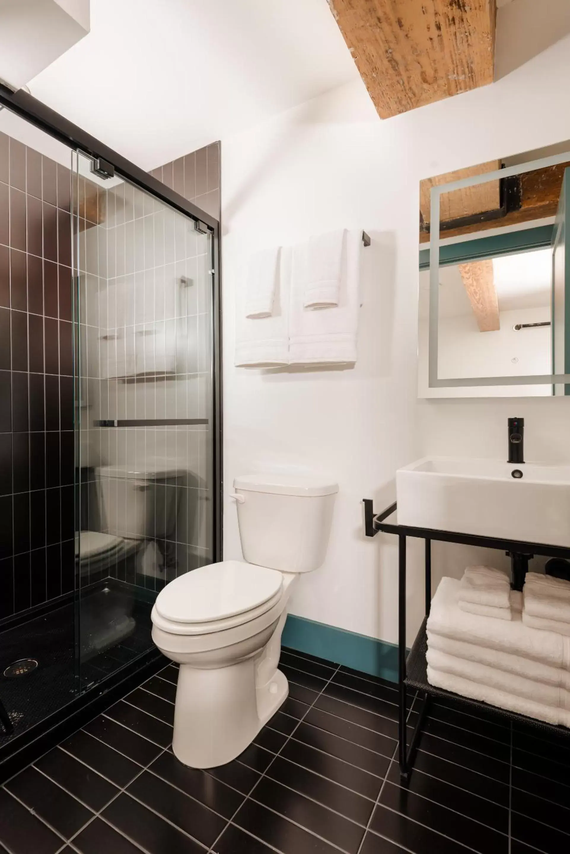 Living room, Bathroom in Sonder The Schaeffer