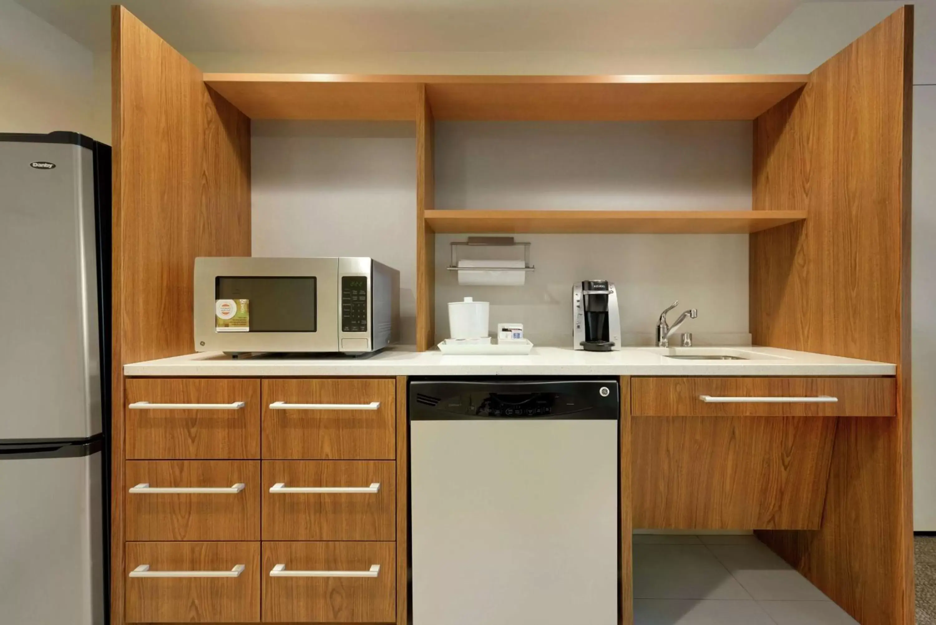 Kitchen or kitchenette, Kitchen/Kitchenette in Home2 Suites by Hilton Milwaukee Airport