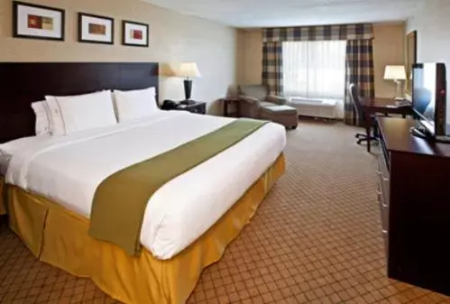 Bedroom, Bed in Holiday Inn Express Hotel & Suites Anderson, an IHG Hotel