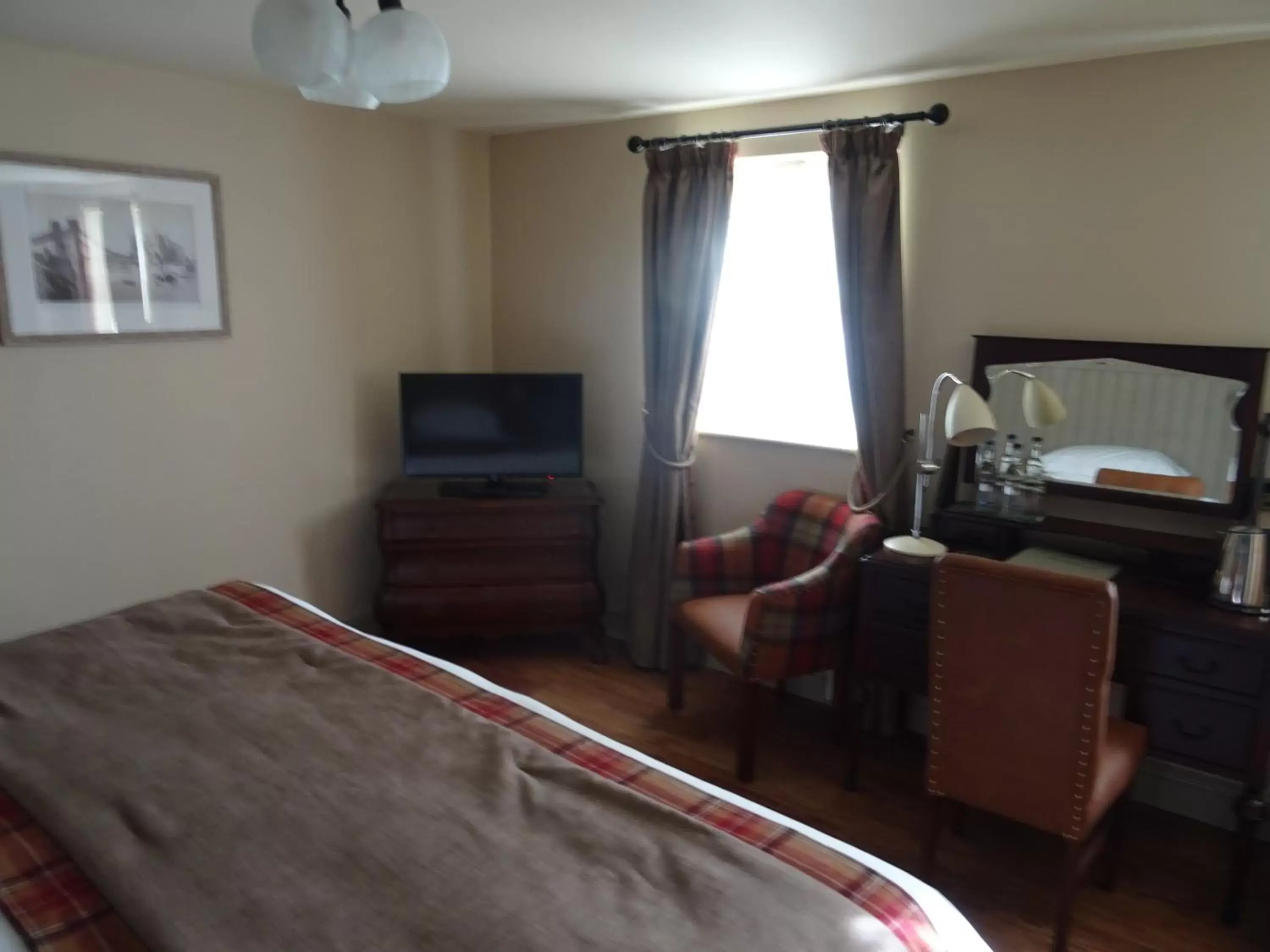 Bed, TV/Entertainment Center in The Groes Inn