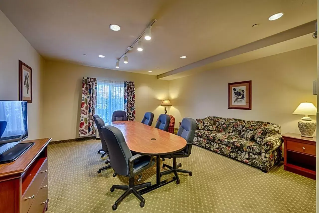 Meeting/conference room in Triple Play Resort Hotel & Suites