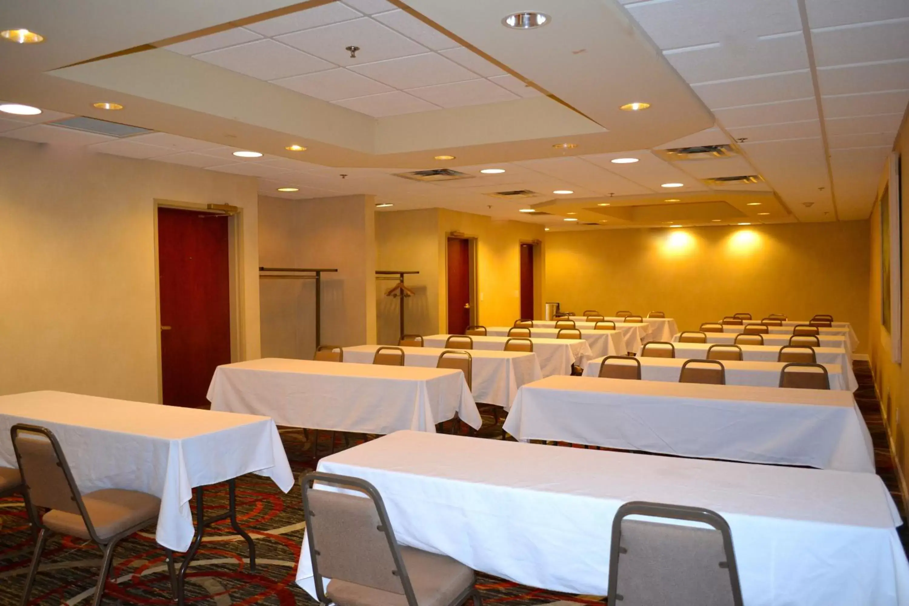 Meeting/conference room in Holiday Inn Express Hotel & Suites Waterford, an IHG Hotel