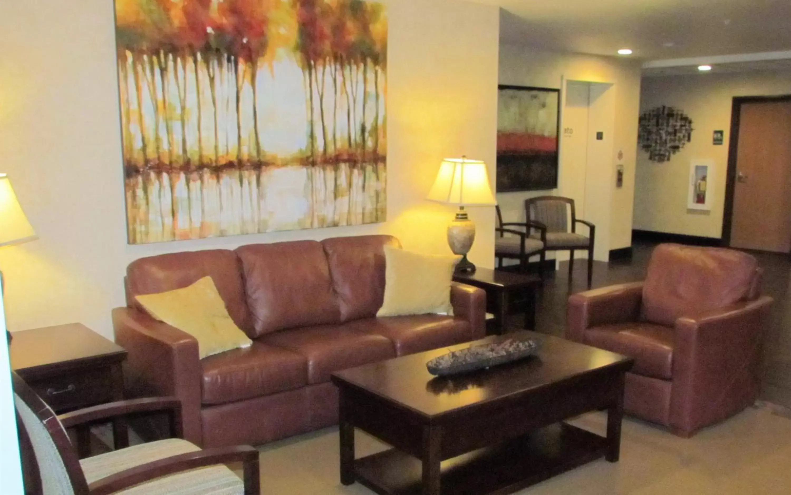Lobby or reception, Seating Area in Oak Hill Inn & Suites