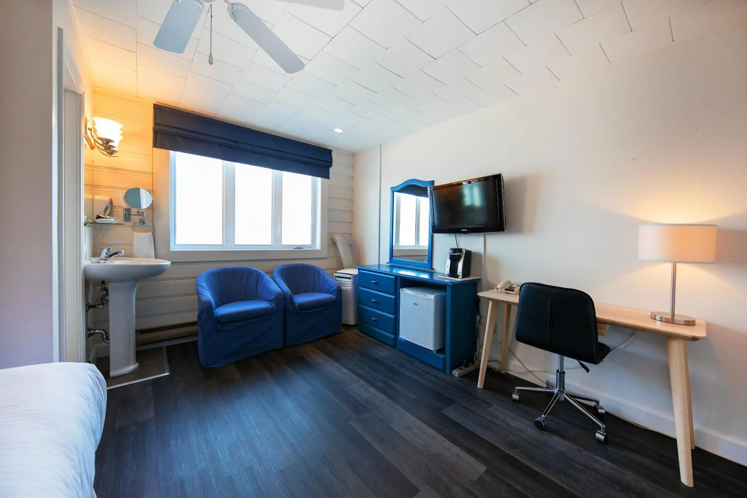 Bedroom, TV/Entertainment Center in Riotel Perce