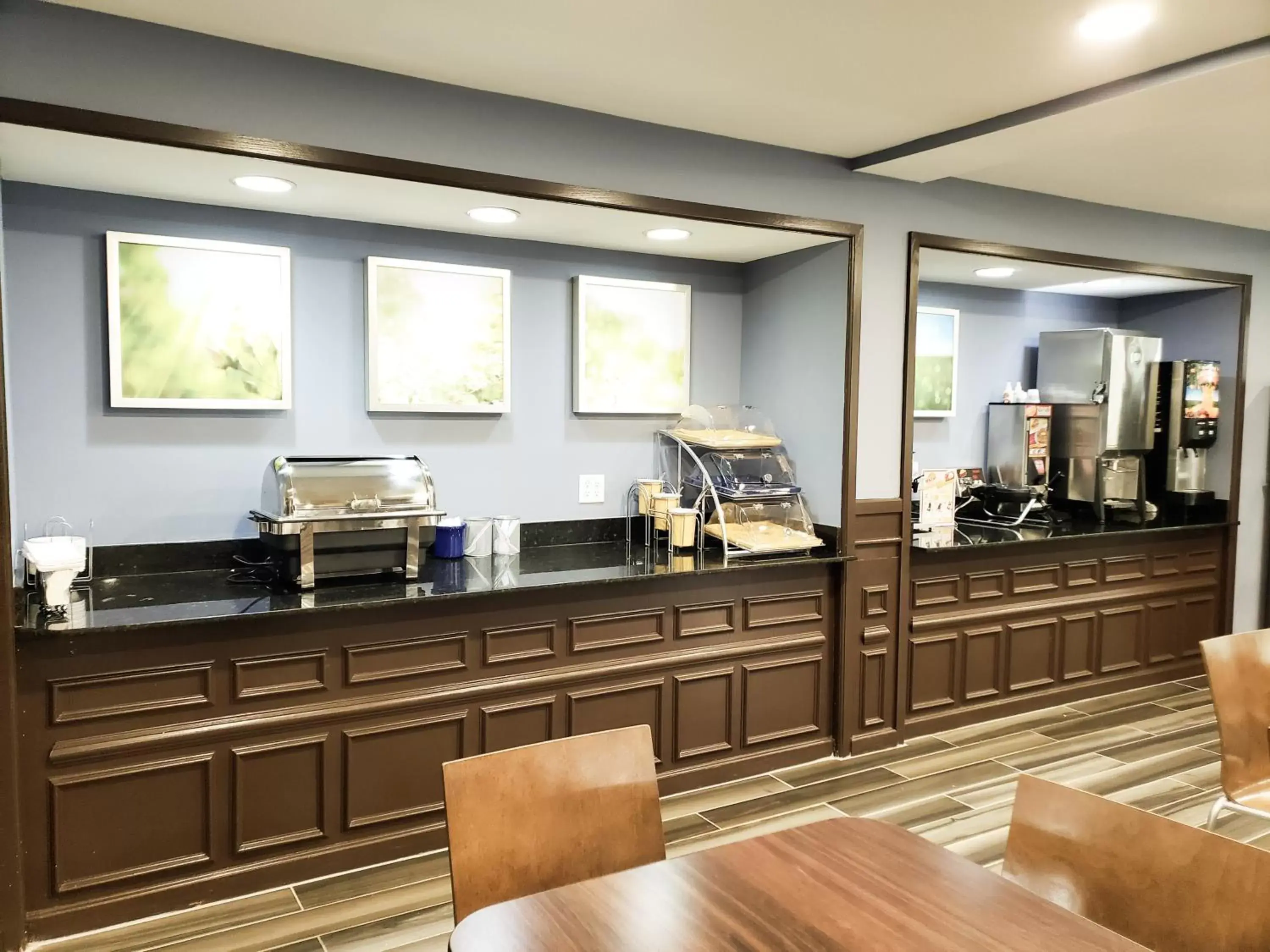 Restaurant/Places to Eat in Days Inn & Suites by Wyndham Merrillville
