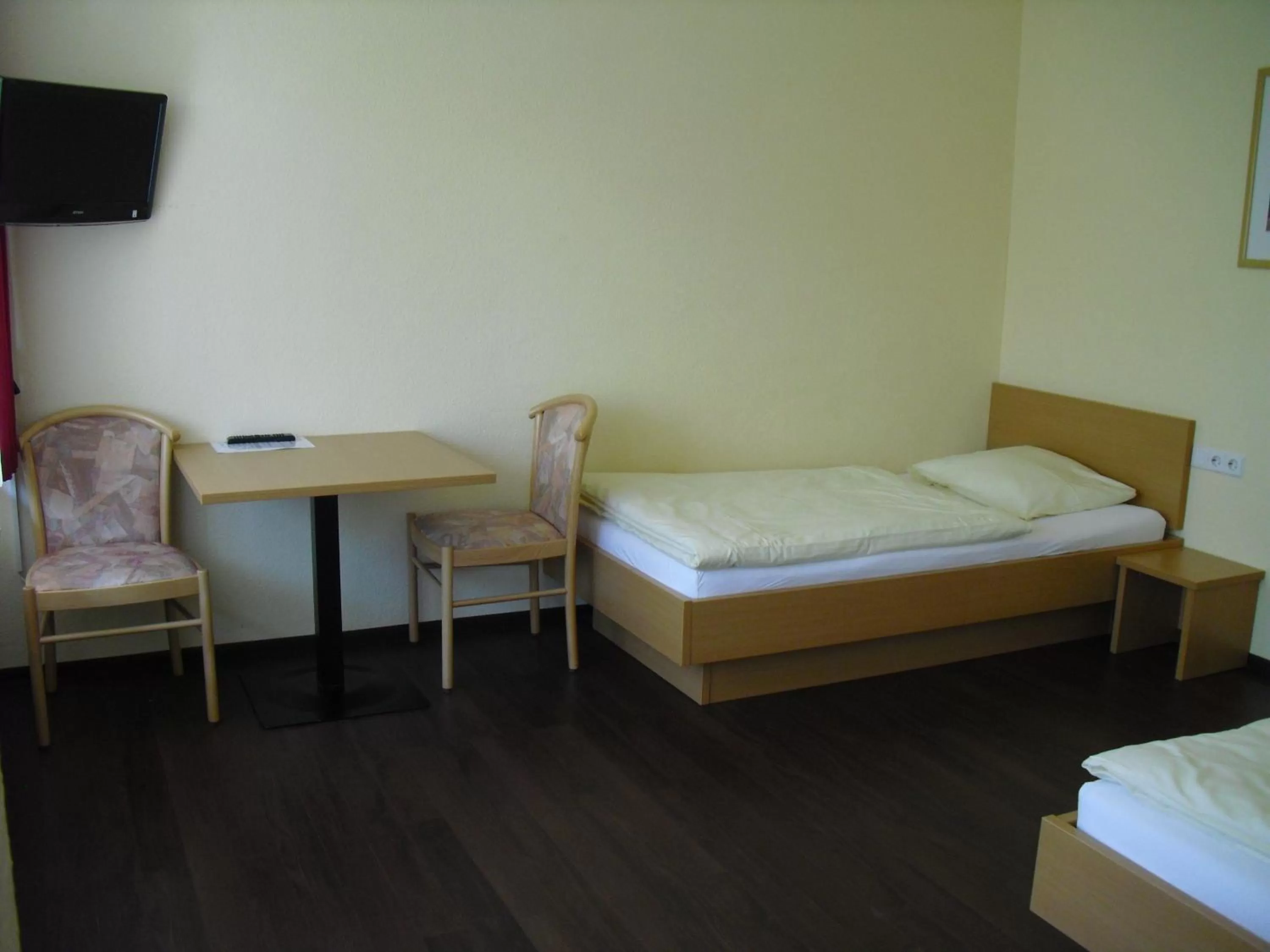 Photo of the whole room, Bed in Boardingroom