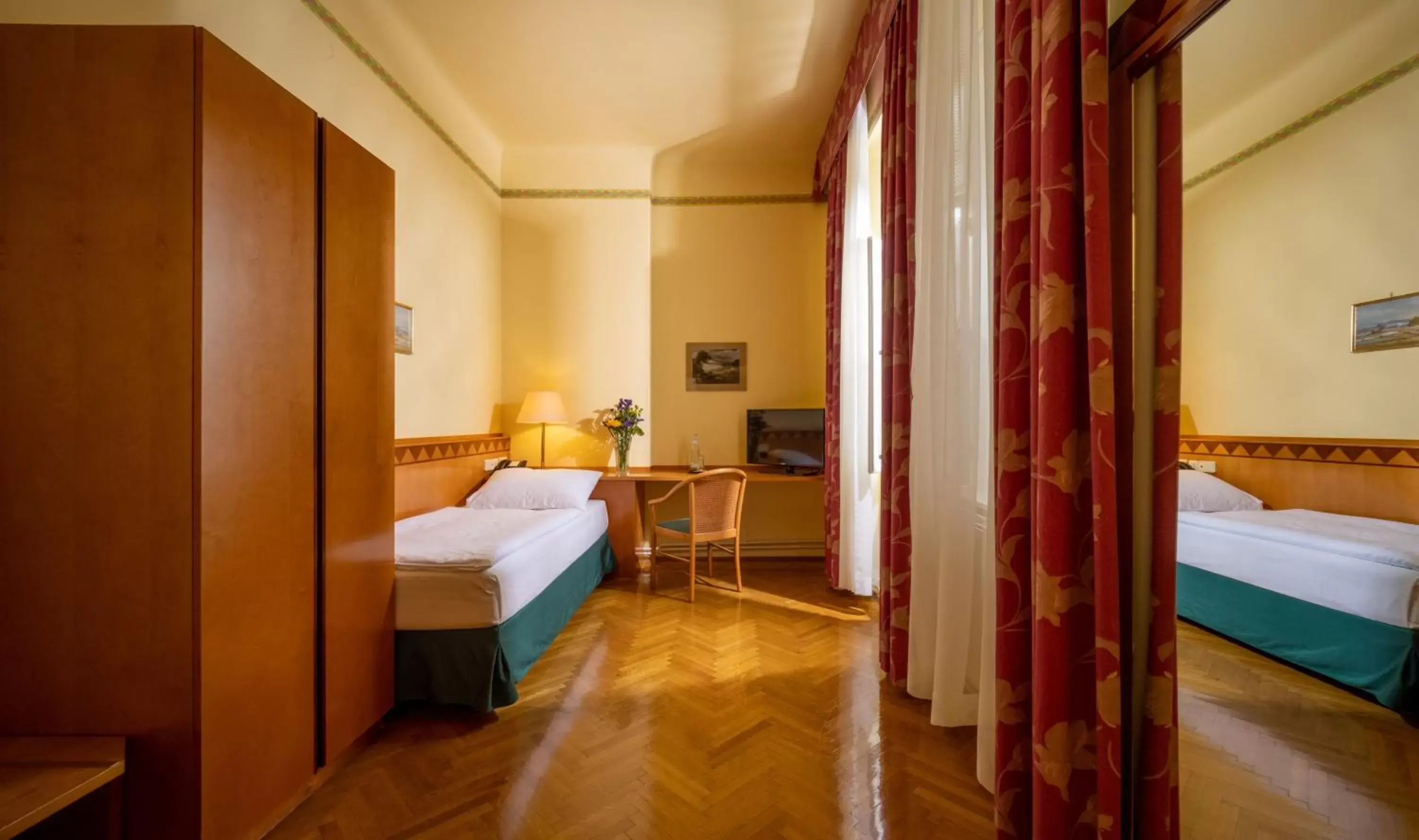 Bedroom, Bed in Hotel Post Wien