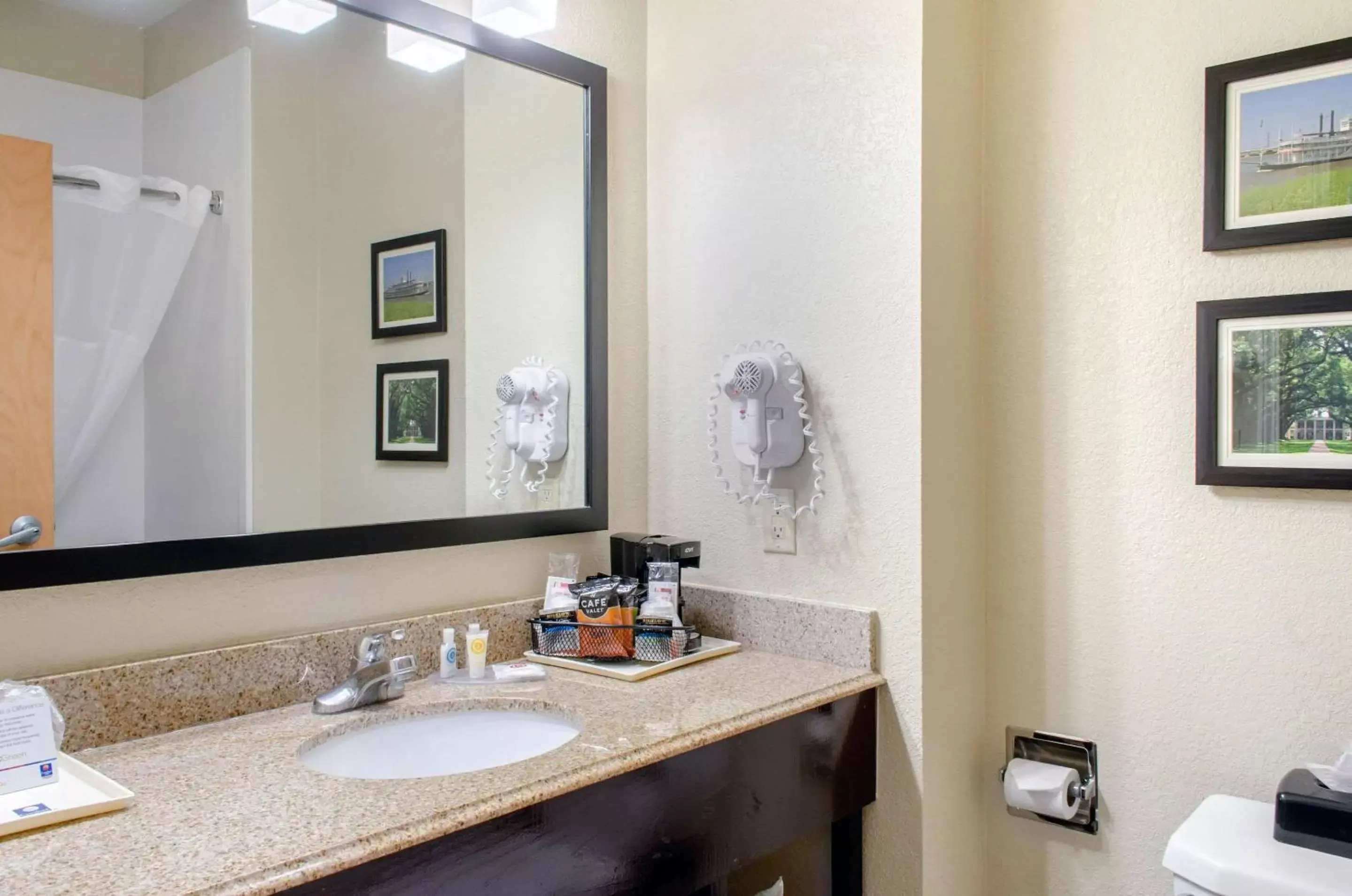 Bedroom, Bathroom in Comfort Inn & Suites Covington - Mandeville