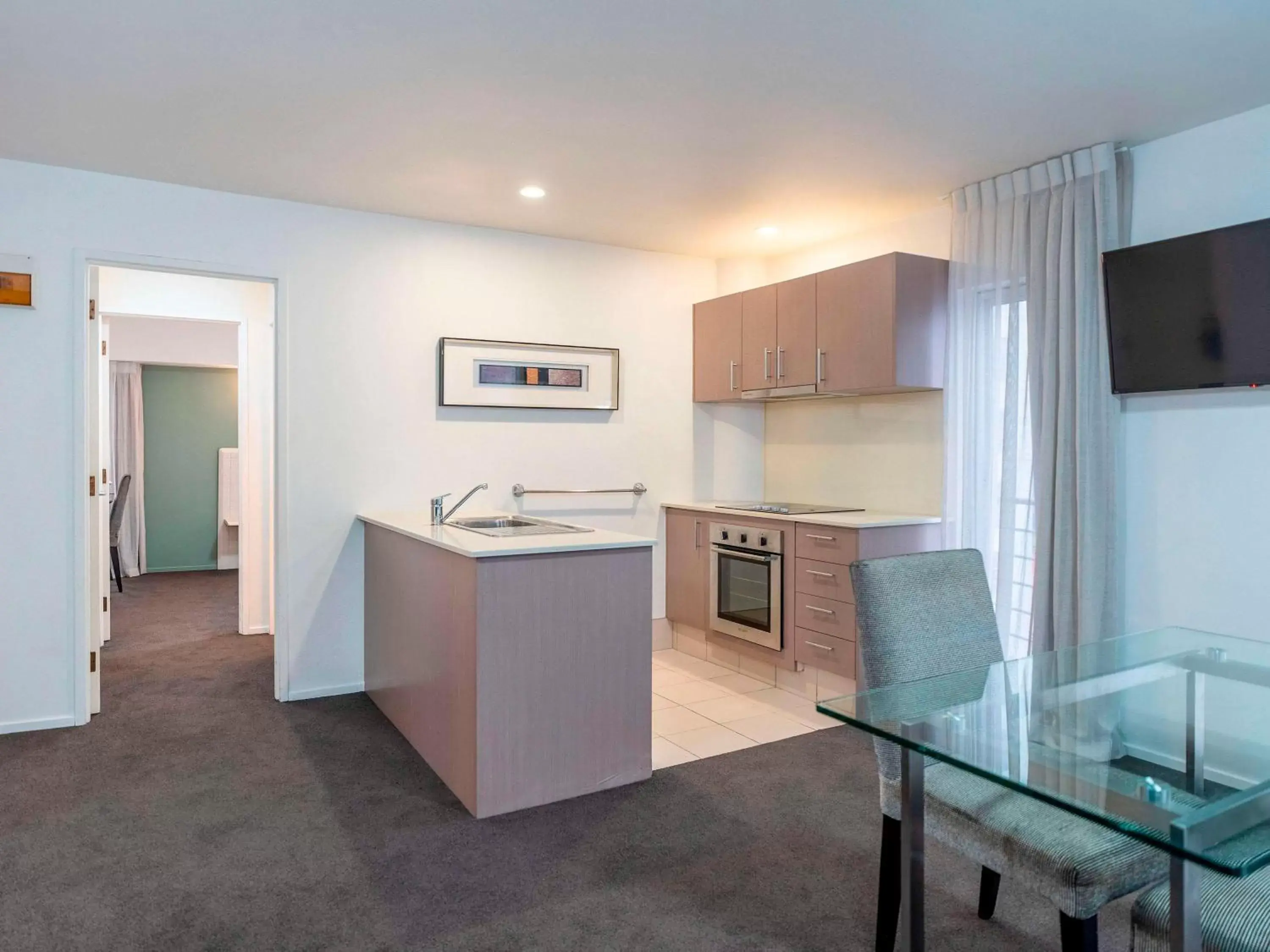 Bathroom, Kitchen/Kitchenette in Mercure Wellington Central City Hotel and Apartments
