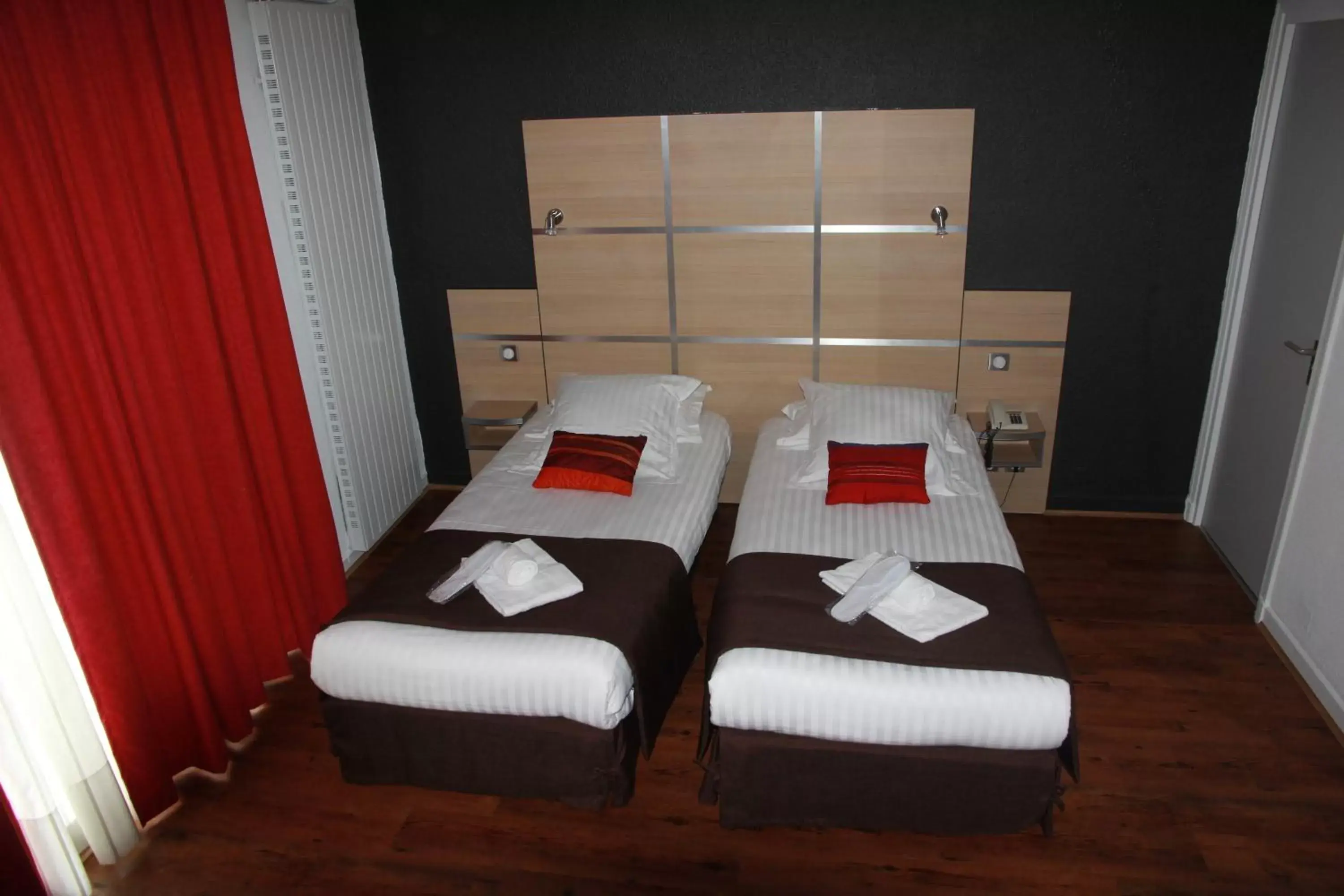 Comfort Twin Room with Balcony in Cit'hôtel Le Chris'tel hôtel et restaurant Comfort Twin Room with Balcony in Cit'hôtel Le Chris'tel hôtel et restaurant