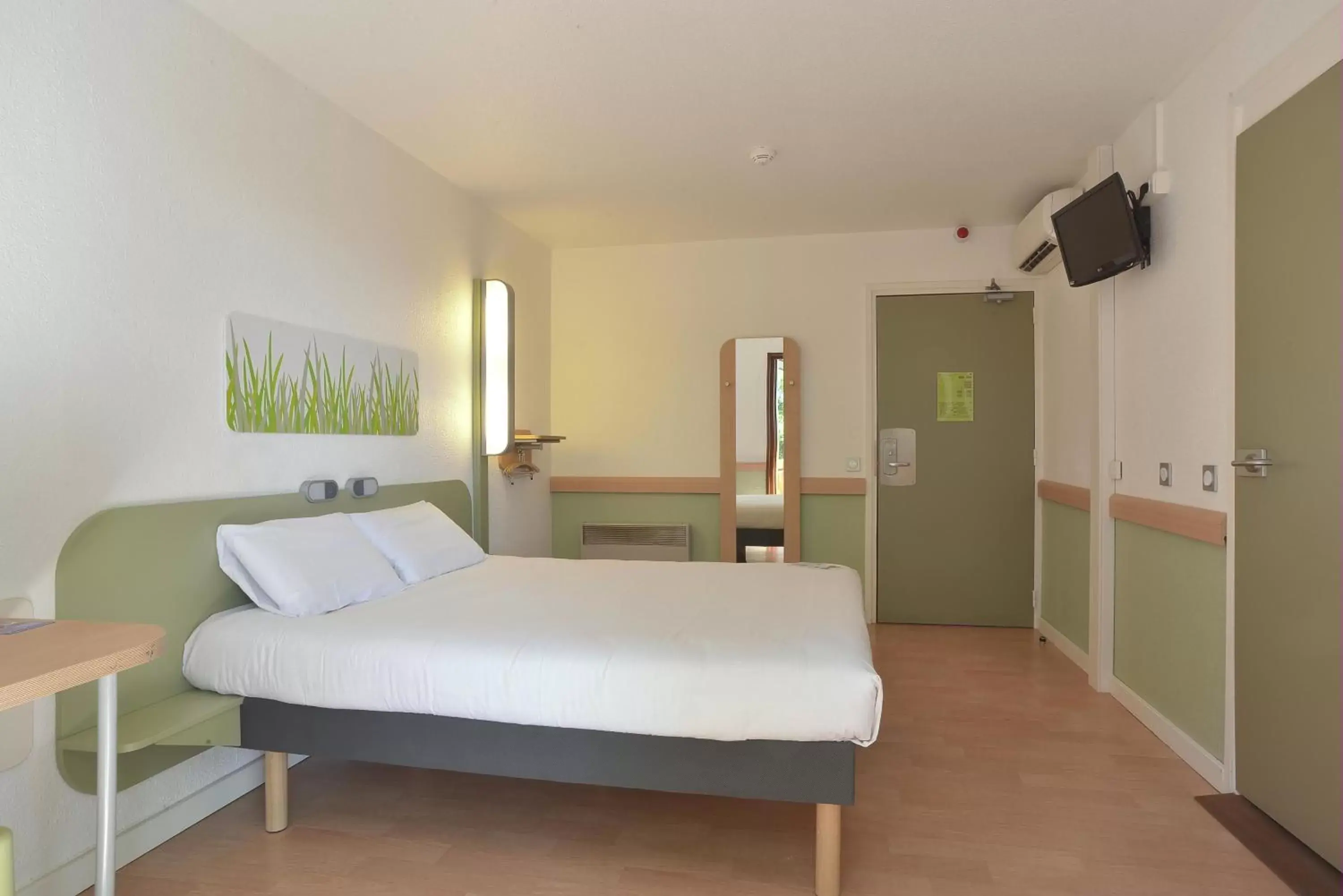 Bed in Ibis Budget Villefranche