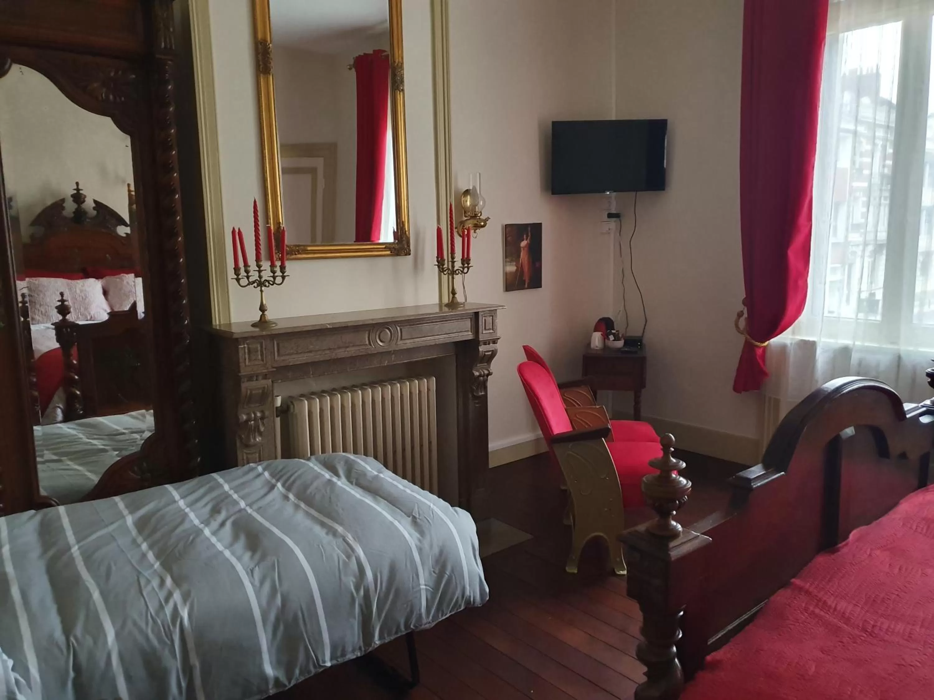 TV and multimedia, Bed in B & B Les Secrets des Loges