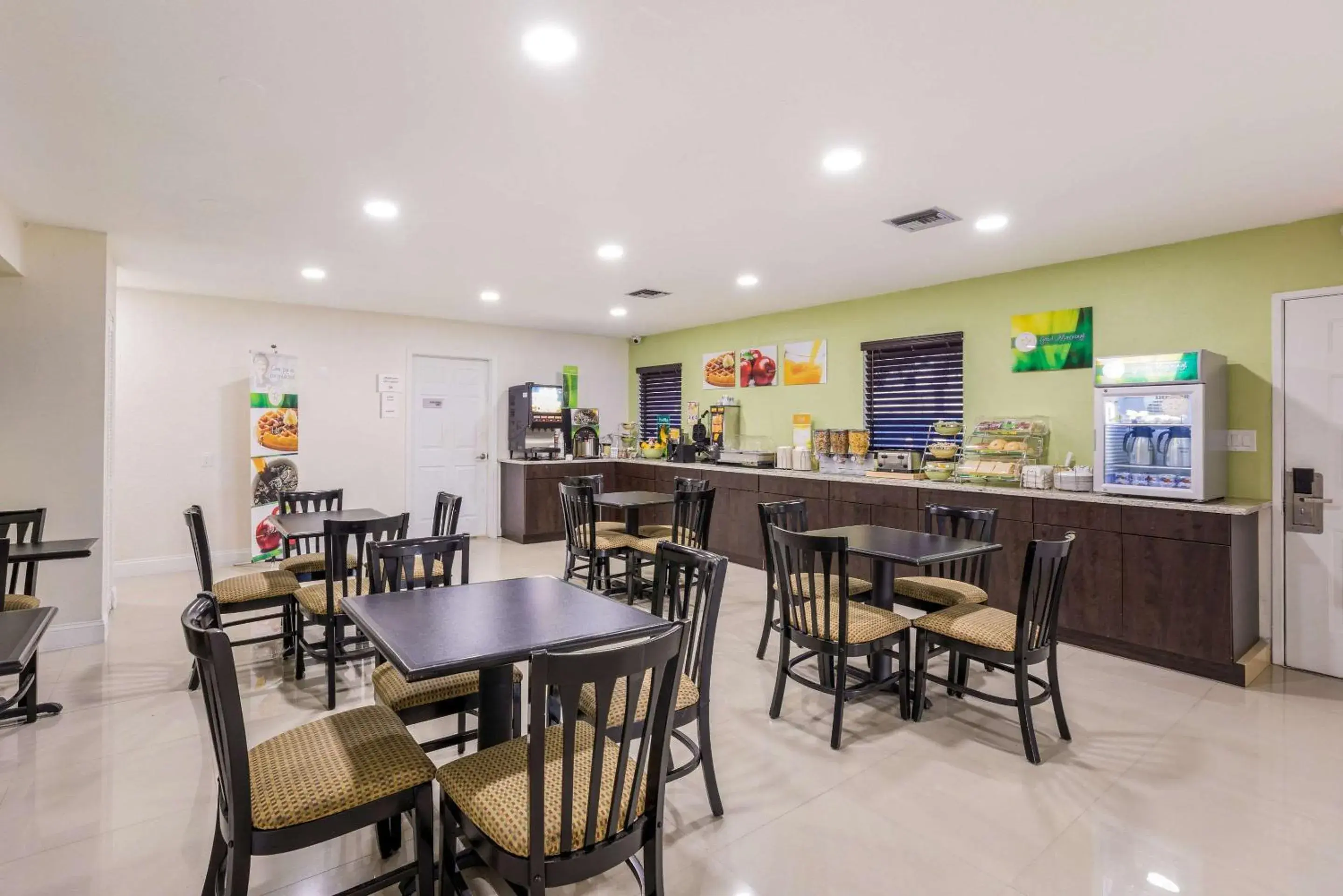 Breakfast, Restaurant/Places to Eat in Quality Inn & Suites Downtown