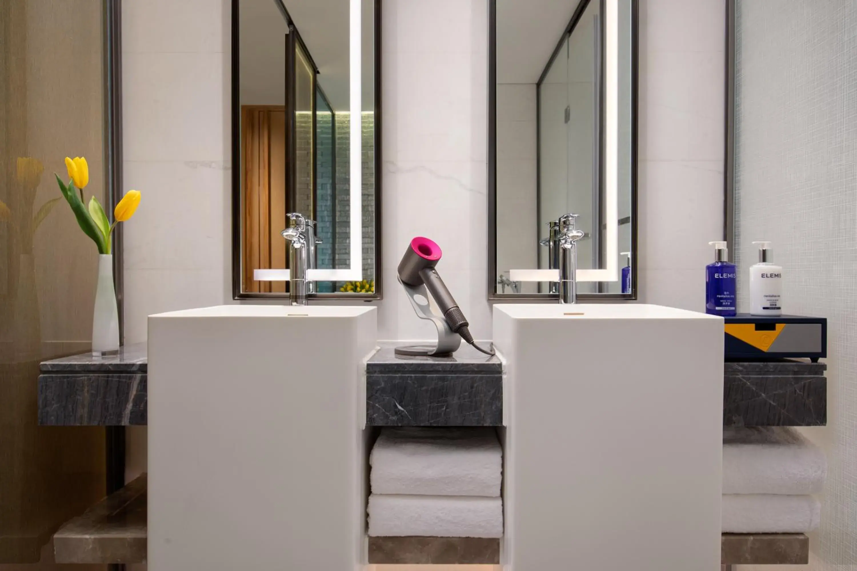 Bathroom, Kitchen/Kitchenette in voco Xian ETDZ, an IHG Hotel