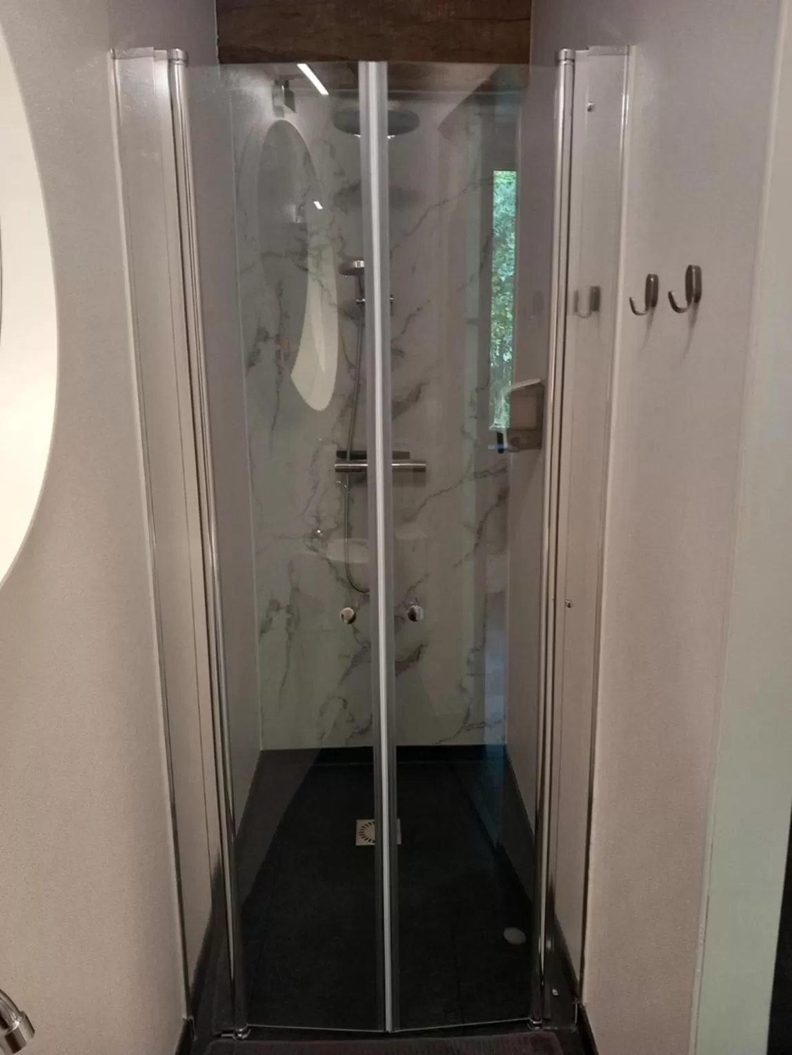 Bathroom in Meschermolen, overnachten in de schuur