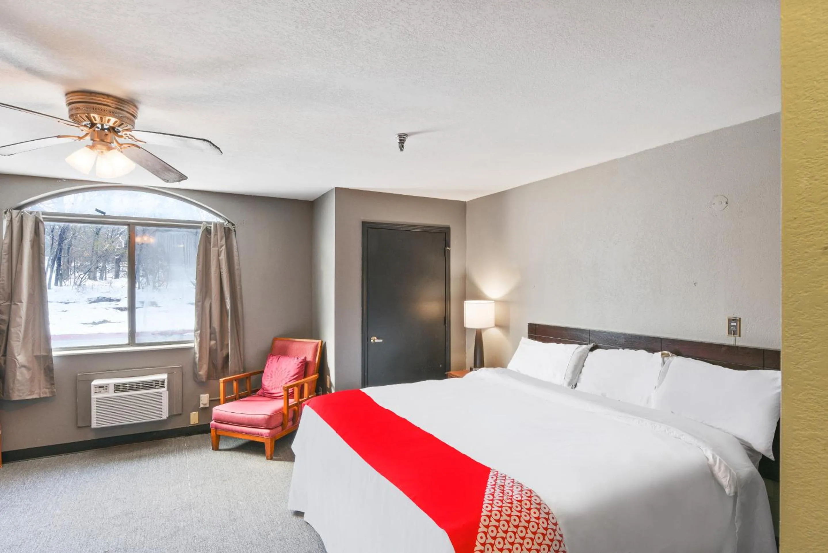 Bedroom, Bed in OYO Hotel Edmond - University of Central Oklahoma