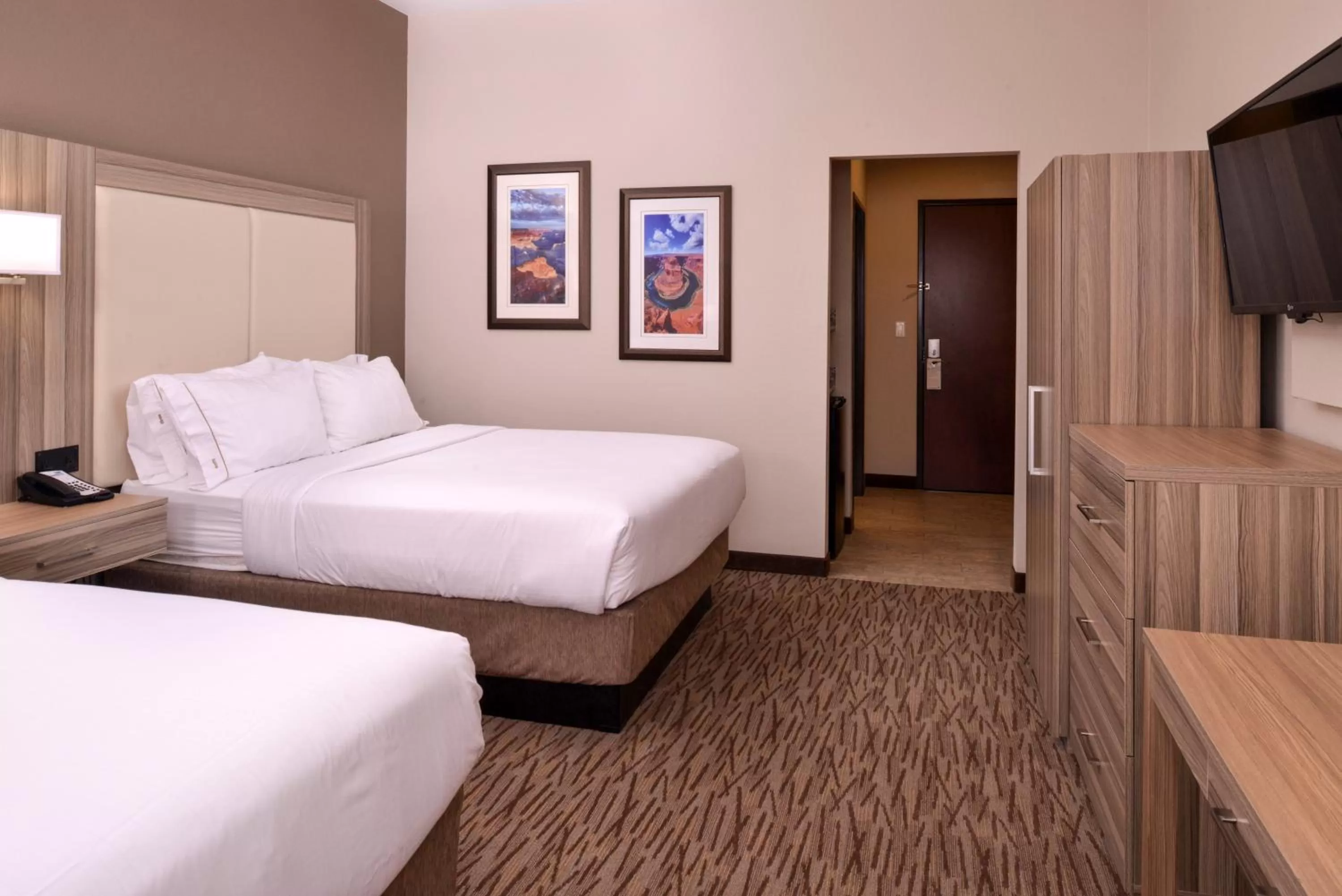 Photo of the whole room, Bed in Holiday Inn Express & Suites Williams by IHG