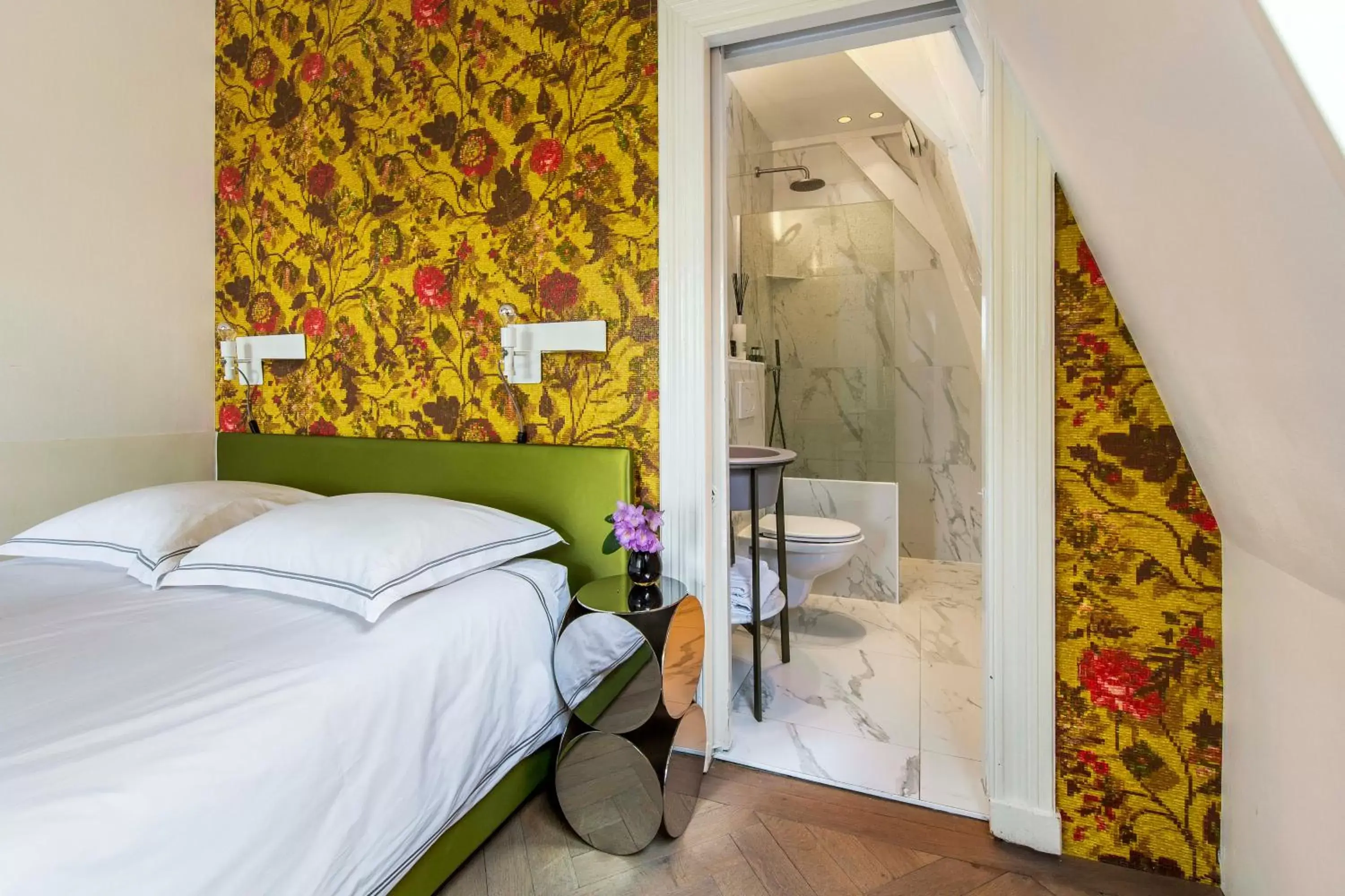 Shower, Bed in Amstel Corner Hotel