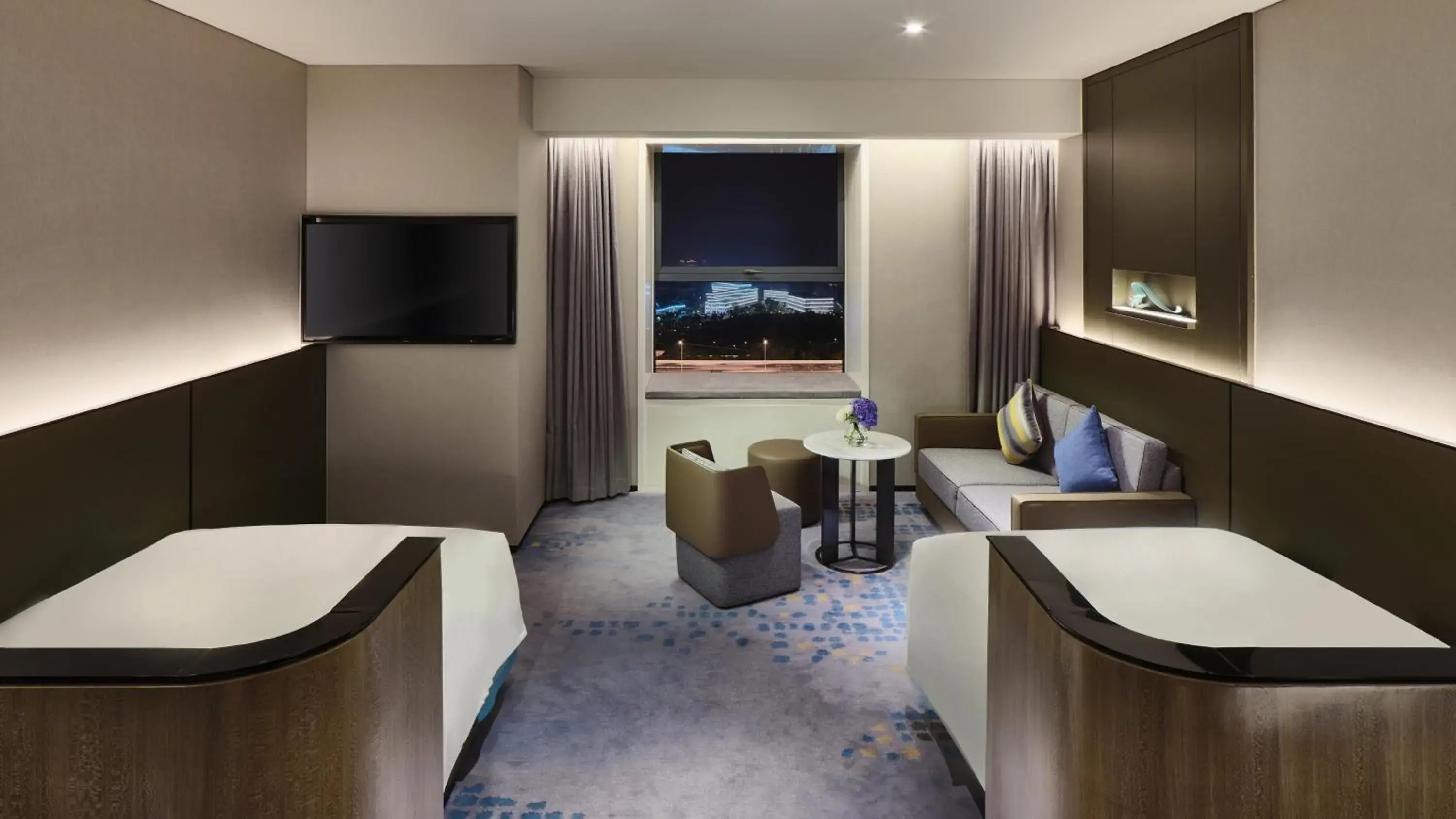 Premium Twin Room with Lounge Access in Crowne Plaza Wuhan Development Zone by IHG Premium Twin Room with Lounge Access in Crowne Plaza Wuhan Development Zone by IHG