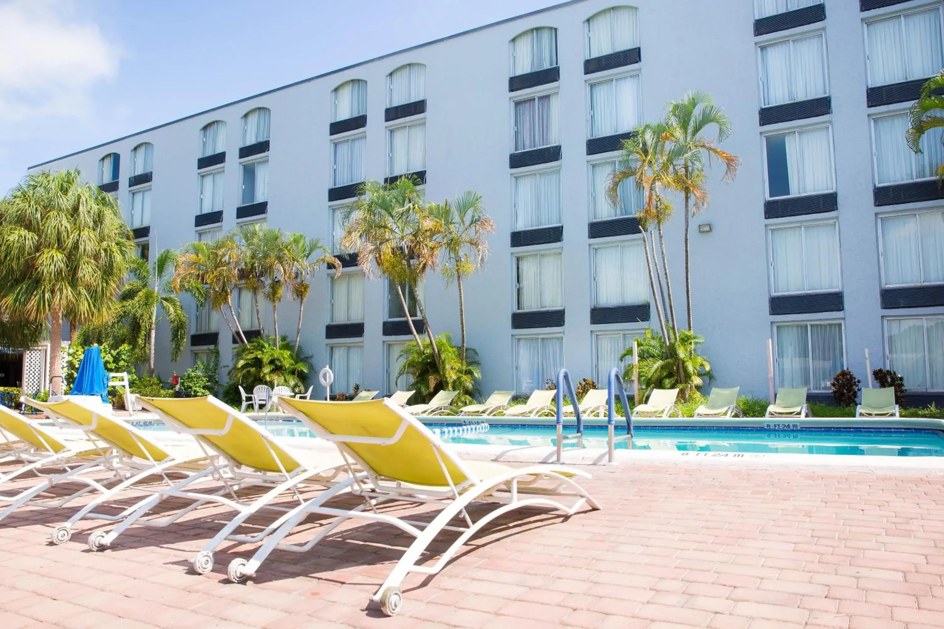 Swimming pool, Property Building in Plaza Hotel Fort Lauderdale