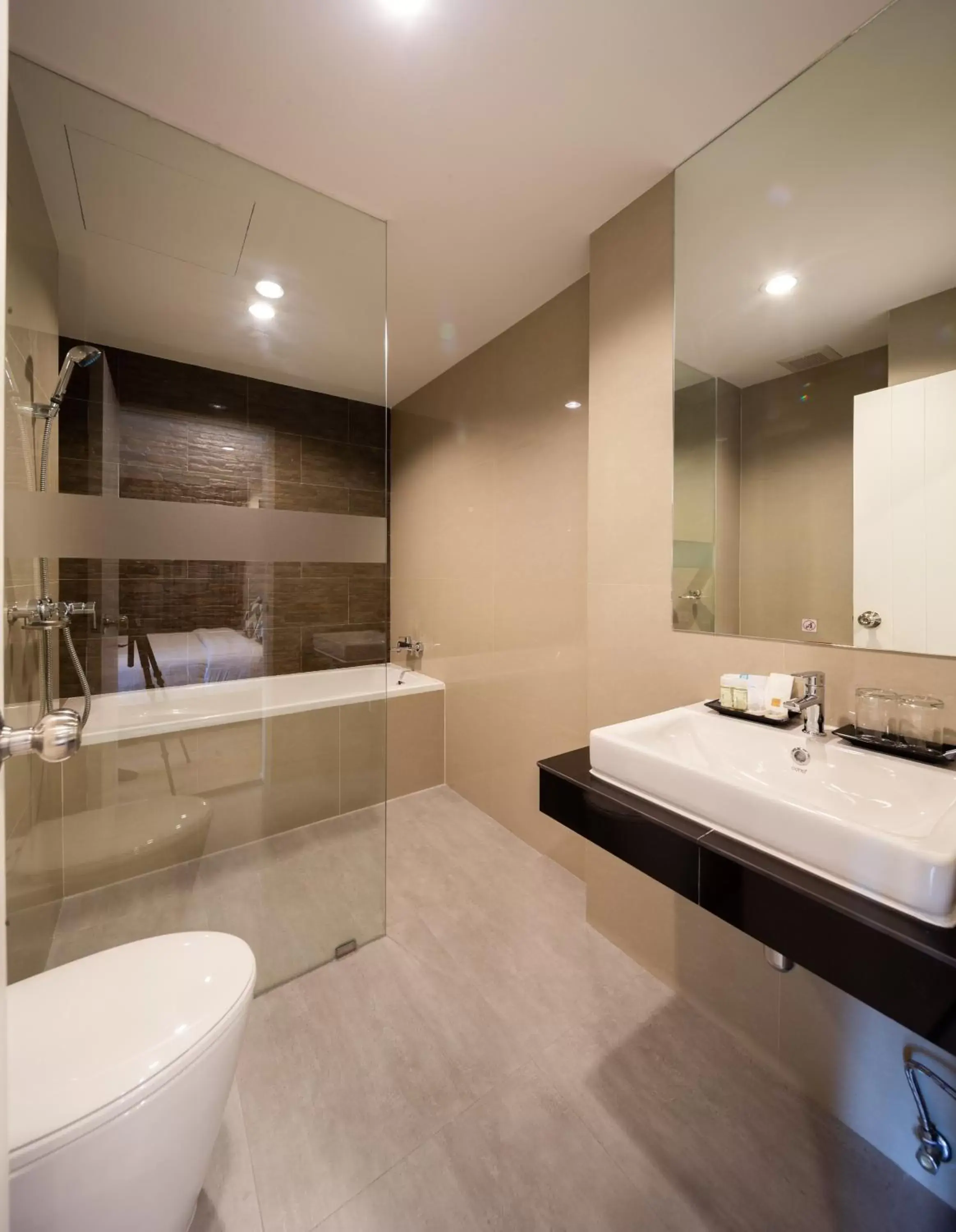 Shower in Horsehill Hotel Sriracha Shower in Horsehill Hotel Sriracha